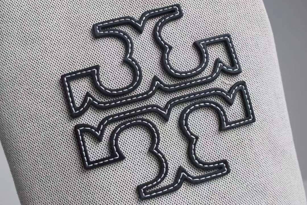 Tory Burch Small Canvas Round Tote กระเป๋าถือหรือสะพายไหล่ วัสดุผ้าcanvas รูปทรงโค้งมน ด้านในโล่ง มี1ช่องซิปและ1ช่องเล็ก น้ำหนักเบา จุของได้เยอะ มาใหม่ล่าสุดไม่ควรพลาดเลยค่า