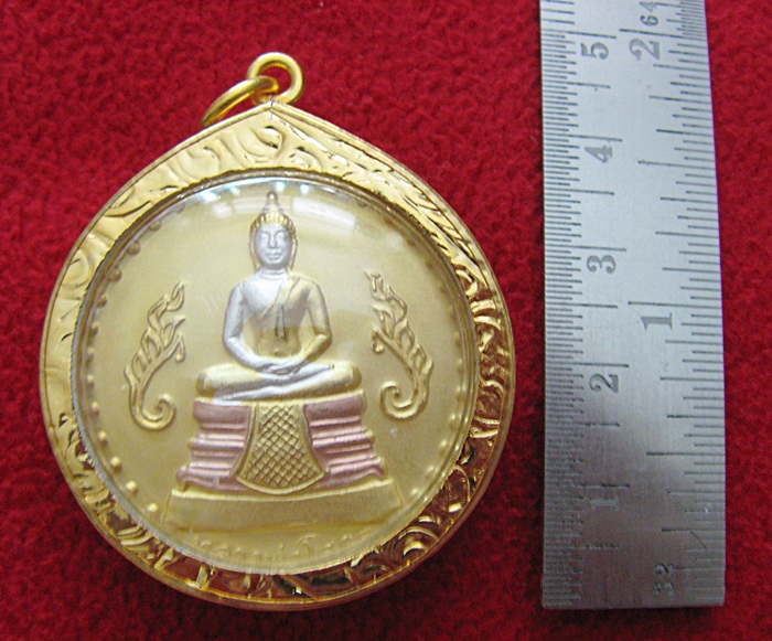 สินค้าหมดค่ะ ล็อกเก็ตเหรียญเสด็จพ่อร.5 หลังหลวงพ่อโสธร เนื้อสามกษัตริย์เลี่ยมทองไมครอนพร้อมใบคาถาค่ะ