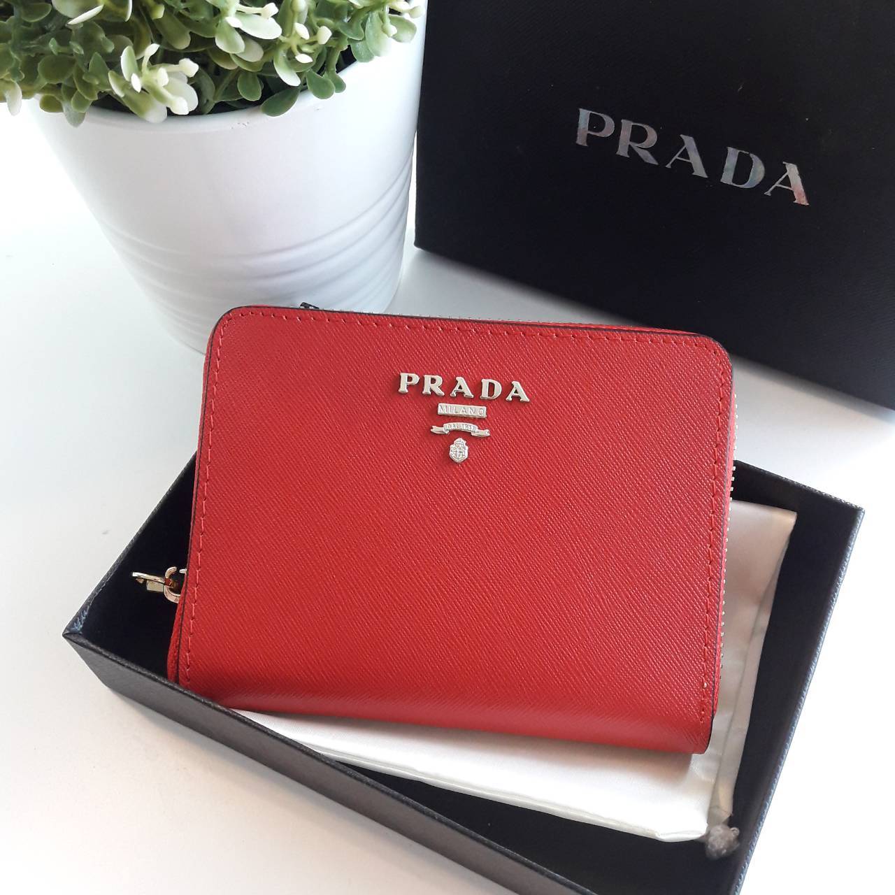 New Item! สำหรับสาวๆที่ชอบถือ **กระเป๋าสตางค์ใบเล็ก ขอแนะนำ Prada Short Saffiano wallet กระเป๋าสตางค์สั้น ขนาดกะทัดรัด เปิดปิดด้วยซิป อะไหล่ทอง ปั้มแบรนด์ ทั้งใบ **จุดเด่น มีช่องใส่รูปถ่าย ใส่บัตรได้หลายช่อง ด้านในมีช่องซิปแยกอีก1ช่องค้า อีกหนึ่งไอเท็มที่