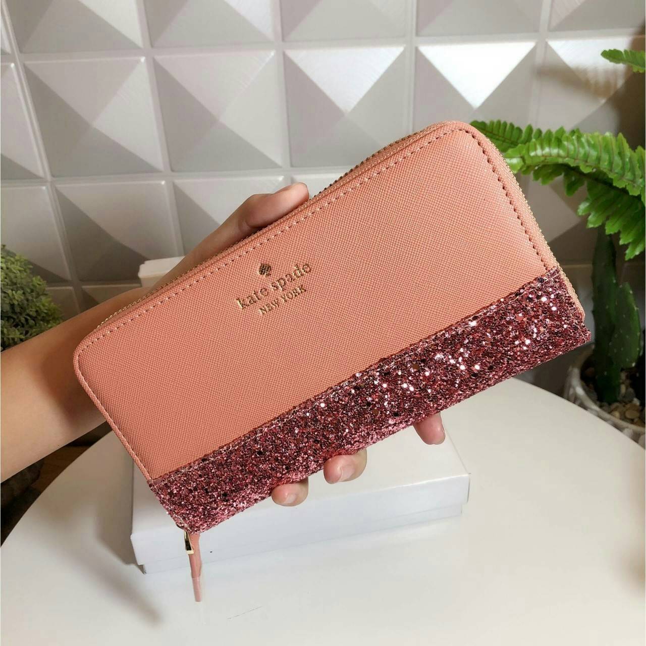 KATE SPADE LONG WALLET กระเป๋าสตางค์ใบยาวรุ่นใหม่ล่าสุดหนัง Saffiano สไตล์ PRADA สวยน่าใช้ตัวกระเป๋าตกแต่งด้วยกลิทเตอร์ ภายในมีช่องซิป1ช่อง และช่องใส่บัตรหลายช่อง ใส่เหรียญ บัตรได้เยอะ ตัวจริงสวยน่าใช้มากค่ะ