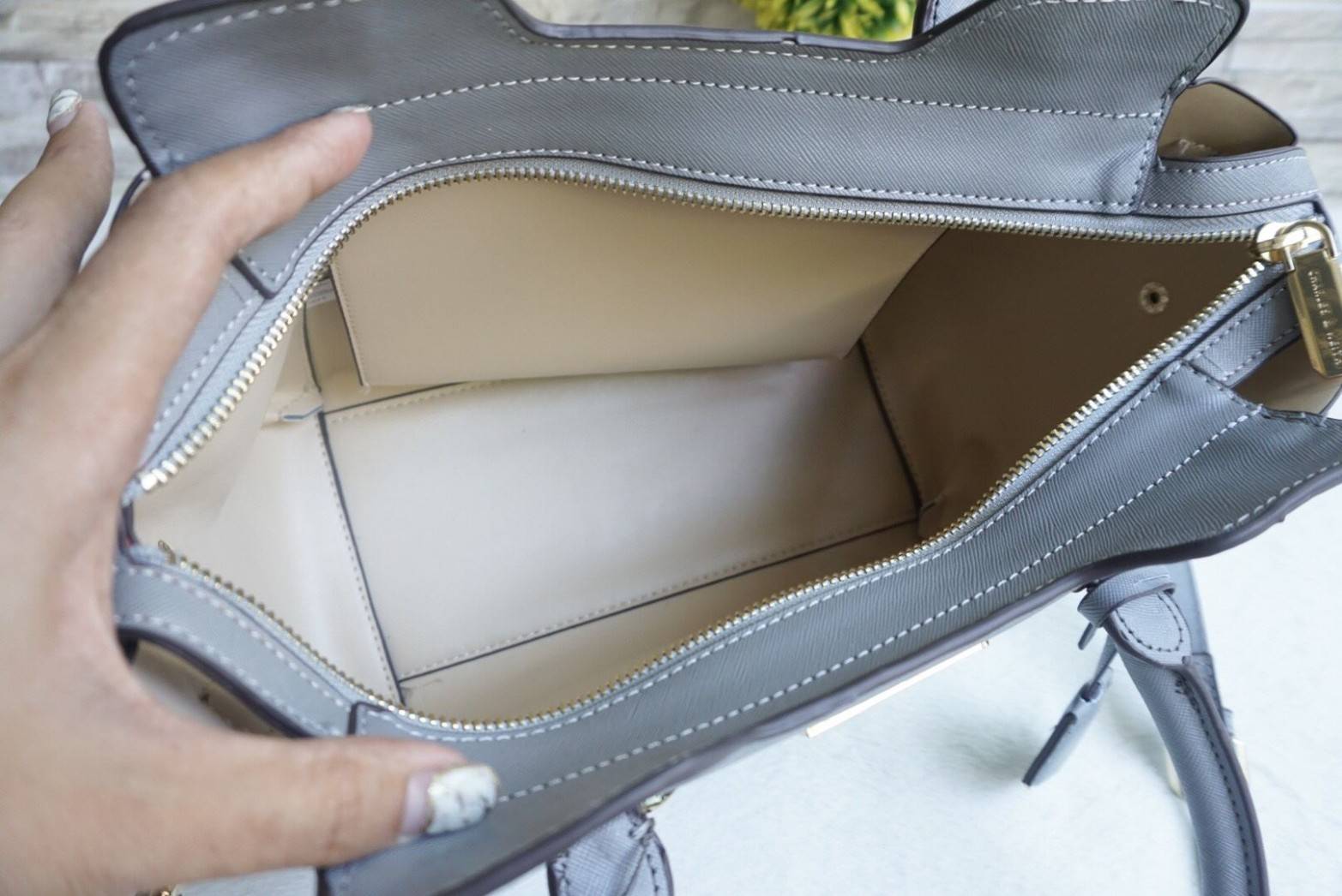 CHARLES & KEITH TRAPEZE TOP HANDLE BAG กระเป๋าสะพาย/ถือ วัสดุหนัง saffiano ใช้งานง่าย ทนมากๆค่ะ ด้านหน้ามีโลโก้แบรนด์ อะไหล่สีทองหรู มีหมุดรองฐาน 4 มุม เปิดปิดด้วยซิป ด้านในจุของมากๆ ค่ะ สายสะพายยาวถอดและปรับสายได้ 5 ระดับ สวยคุ้มมากๆใบนี้ สาวๆต้องมีค๊า