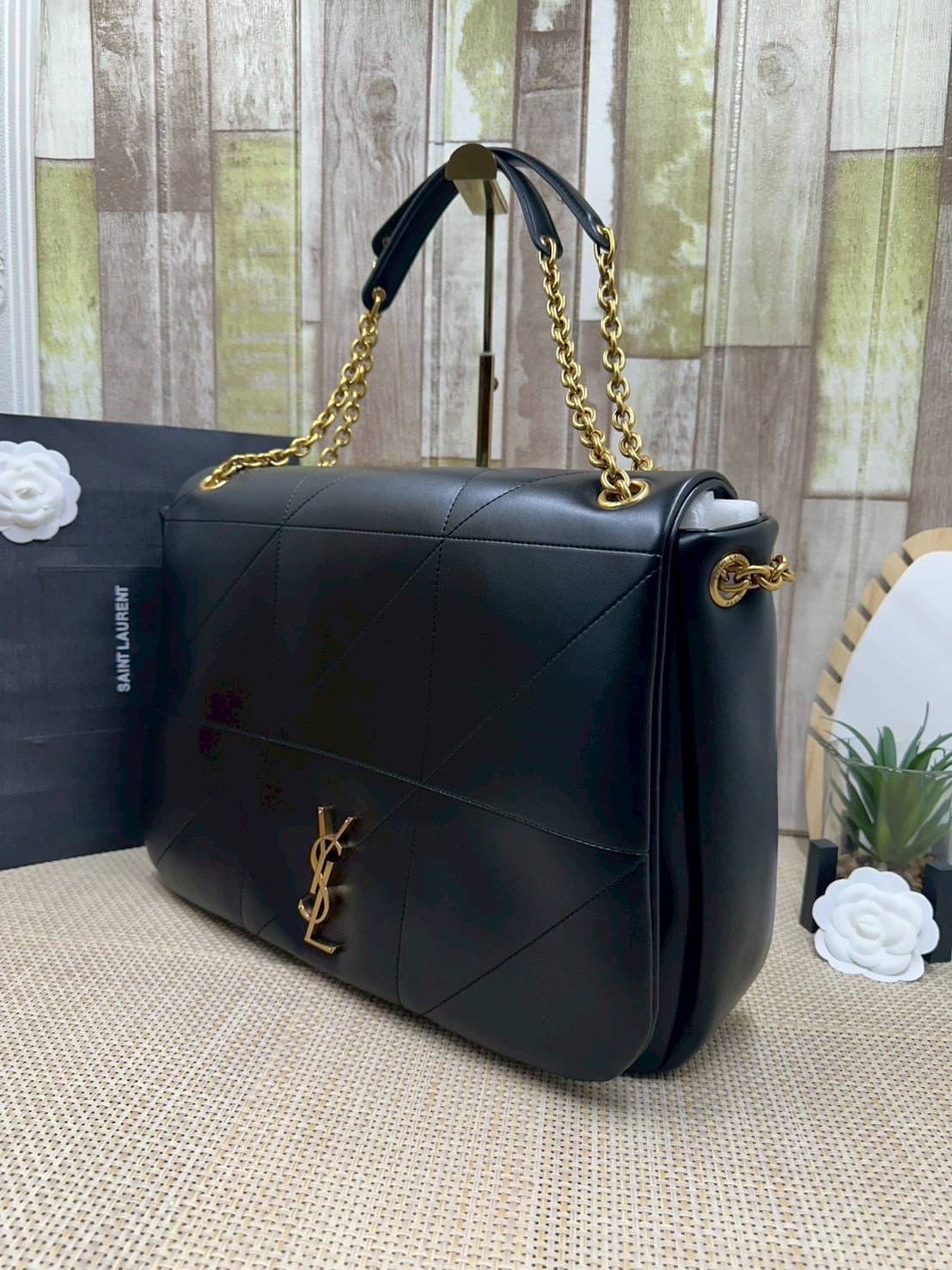 ORI หนังแท้ | YSL JAMIE 4.3 medium Bag 35cm กระเป๋าสะพายใบใหญ่ เรียบหรู ดูปัง ดูแพง สีดำคลาสสิคตัดกับอะไหล่สีทองได้อย่างลงตัว ภายในโล่งกว้าง จุของได้แบบเต็มที่