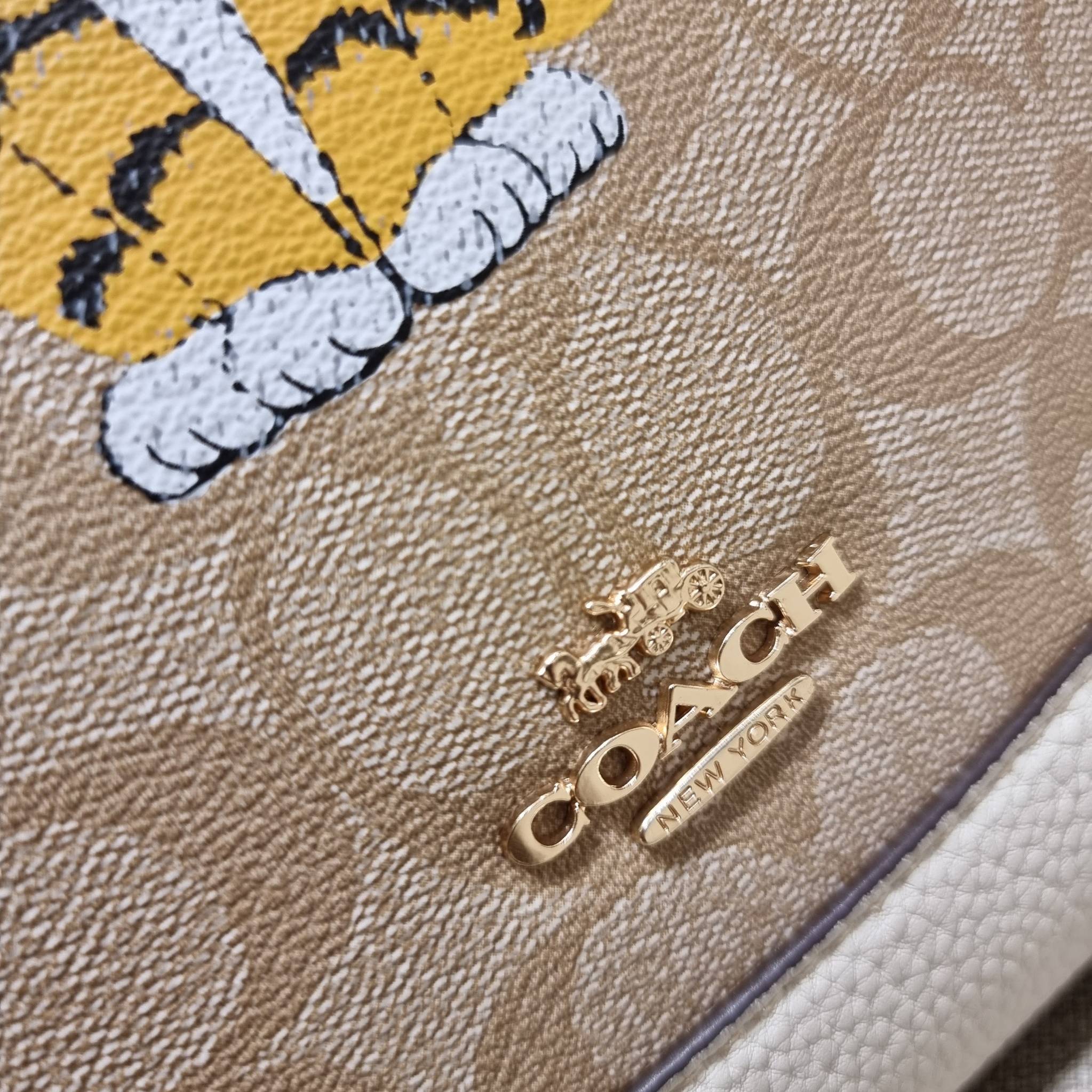 COACH C7001 DEMPSEY TOTE 22 IN SIGNATURE CANVAS WITH TIGER 🐯🐯 คอลเลคชั่นฉลองปีเสือต้องมาจ้า กับรุ่นคลาสสิค กระเป๋าทรงโท้ท ขนาดน่ารักน่าใช้มากๆ ดีไซน์น้องเสือจิ้มลิ้มดึงดูดสายตามากๆ ฟังก์ชั่นการใช้งานสะดวก มีทั้งสายคล้องในตัว และสายครอสบอดี