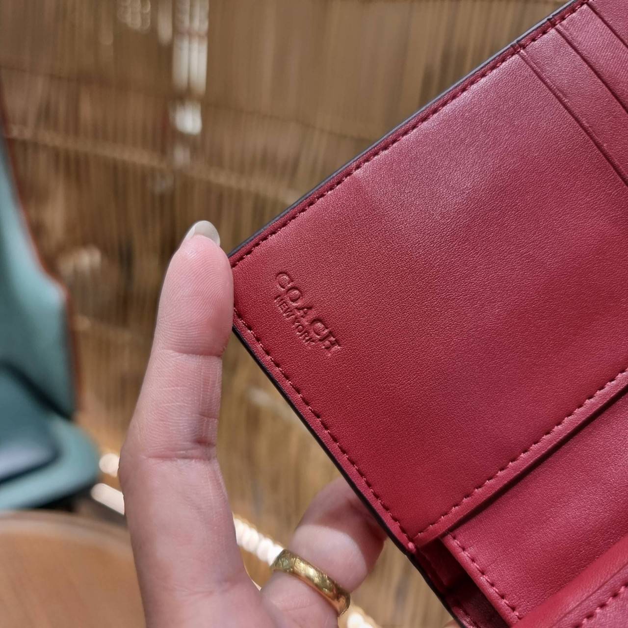COACH C3454 MEDIUM CORNER ZIP WALLET ความหรูที่ซื้อได้!! กระเป๋าสตางค์ดีไซน์ใหม่ล่าสุด ออกแบบมาหรูดูดี ดีเทลลูกเล่นบุหนัง nappa นิ่มขึ้นเงาสวยมากๆ เปิด-ปิดใช้งานง่าย มีช่องซิปแยก มีช่องใส่บัตร ใส่ธนบัตรได้ทุกชนิด สะดวกใช้จริงๆใบนี้ สาวๆได้ไปใช้แล้วไม่อยาก