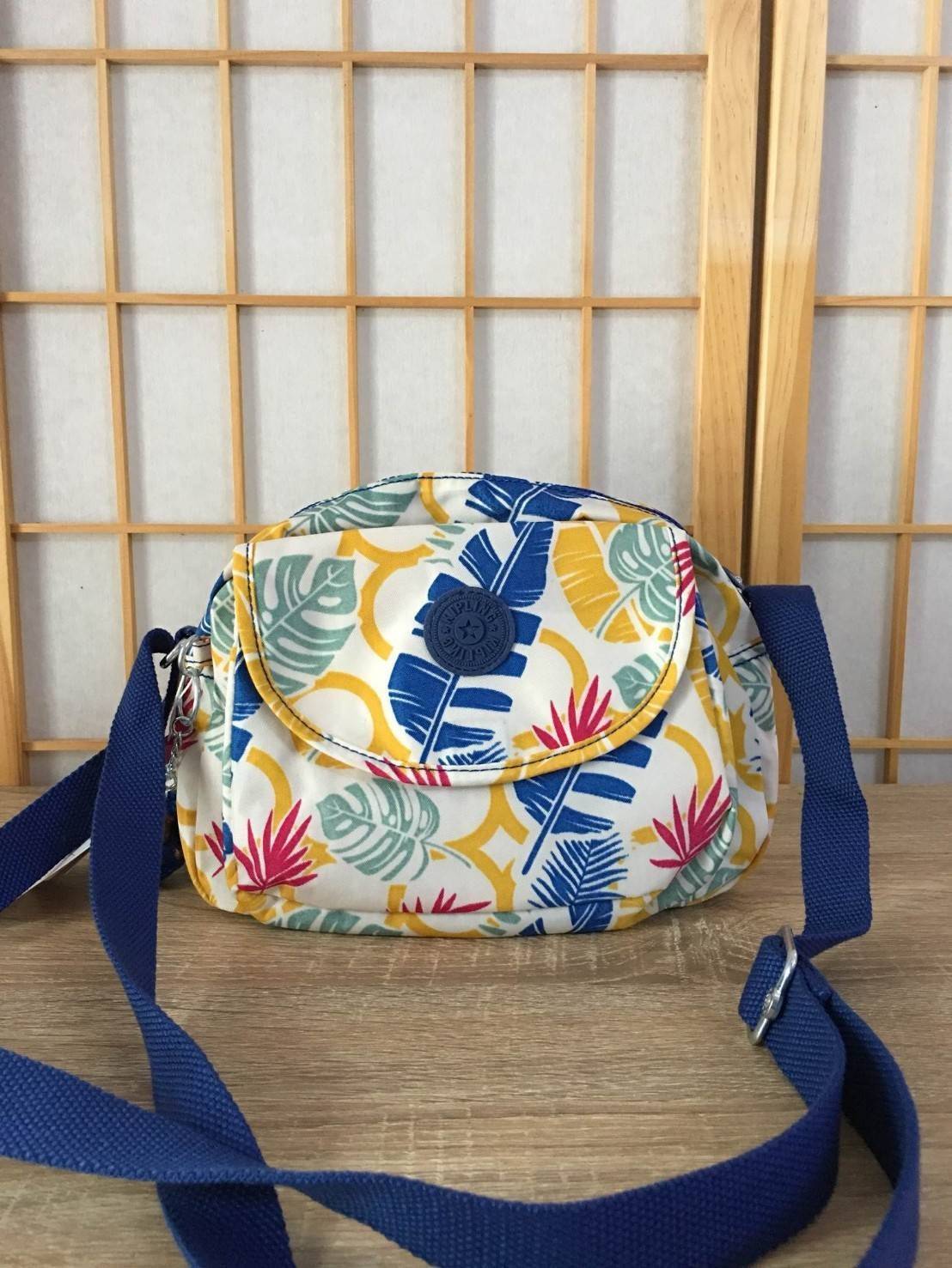 Kipling nylon shoulder bag K15313 กระเป๋าสะพายข้าง วัสดุ nylon บุด้วยนวมที่ฐานกระเป๋า เพิ่มความนุ่มค่ะ ขนาดกำลังน่ารักสะพายคล่องตัว ด้านหน้ามี ช่องใส่ของ 1 ช่อง ช่องหลักเปิดปิดด้วยซิป ภายในโล่งจุได้เยอะ ใส่กระเป๋าสตางค์ใบยาวได้ มีช่องซิปเล็กและสายห้อยกุญแ