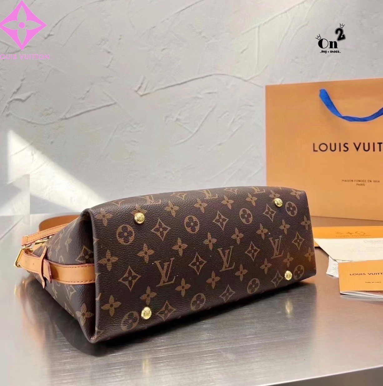 LV CARRYALL Monogram Canvas 12" / LV Shopping Bag รุ่นใหม่ล่าสุด กระเป๋าสะพายทรงหรูหรามีสไตล์ สวยปังมั้ยไหว ใบจริงสวยมากกกก ได้สวยก่อนใคร วัสดุหนังแคนวาสเคลือบลาย สวย คลาสสิค ภายในเป็นช่องโล่ง จุของได้เยอะ สาวๆใช้ใบนี้ สะพายไปไหนก็เข้ากัน ถ่ายรูปสวยๆ