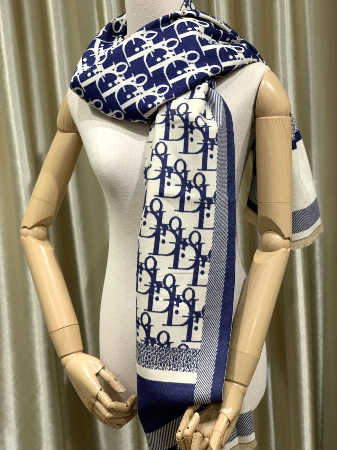 CHRISTIEN DIOR PARIS VINTAGE SILK SCARF สุดเอ็คเซ็คคลูทีฟกับแบรนด์ดังจากปารีส ด้วยงานพรีเมี่ยมกิ้ฟ ส่งมอบความรู้สึกดีๆให้กับคนที่คุณรัก ในรูปแบบผ้าพันคอและผ้าคุมไหล่ผืนใหญ่ให้ความอบอุ่น ถักทอด้วยผ้าcashmereลายวินเทจ มาพร้อมกล่องแบรนด์และถุงกระดาษกลายเป็นข