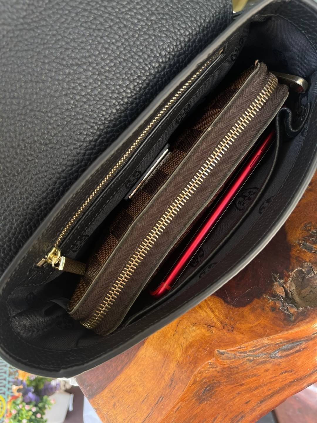 Tory burch description mercer adjustbale shoulder bag เป็น Collection รุ่นท็อปที่สาว ๆ หลายคนถูกใจ ด้วยทรงกระเป๋าคลาสสิกสุดเก๋ ใช้งานแบบไหนก็ดูดี ในลุคช์สาวหวานแบบสะพายสายคู่ หรือ ต้องการความคล่องตัวด้วยการสะพายแบบครอสบอดี้ มีดีไซน์ที่ Practical ต่อการใช้