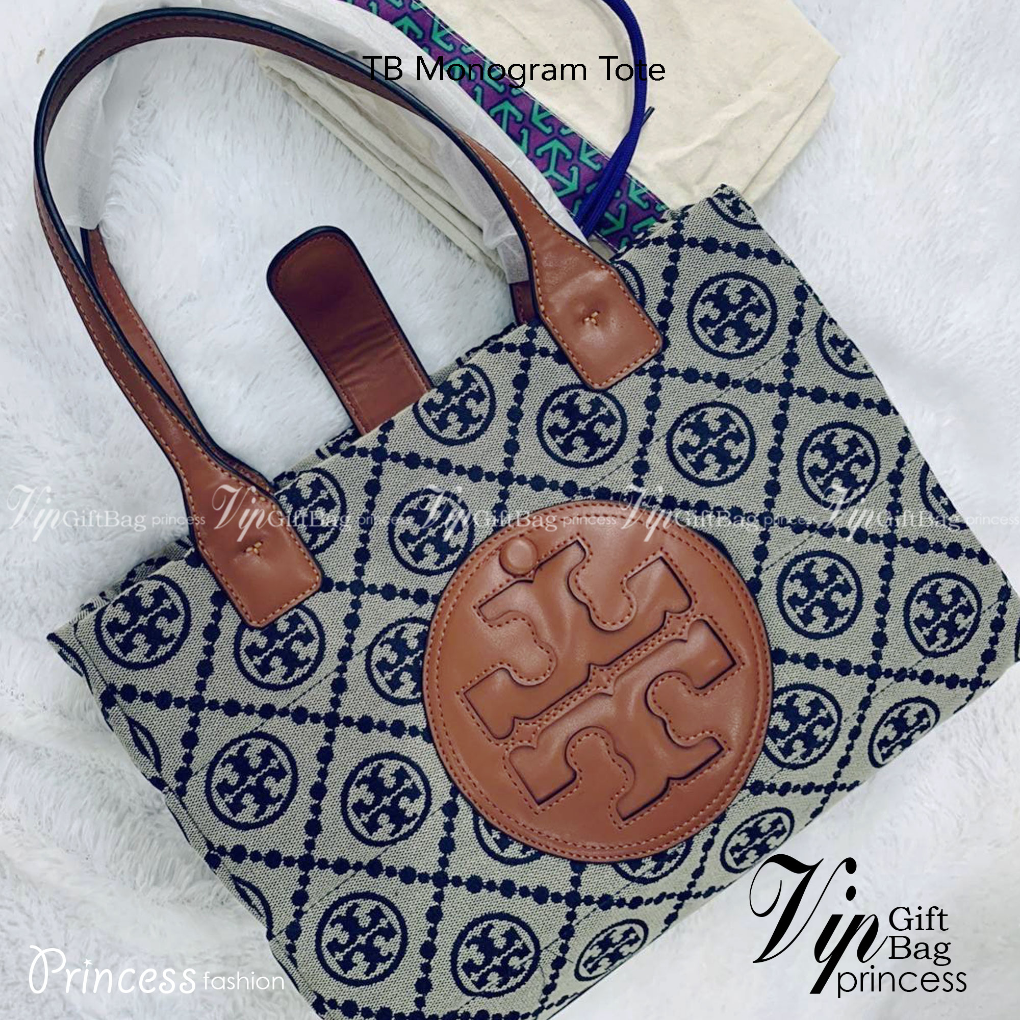 TORY BURCH MONOGRAM TOTE BAG กระเป๋าที่มีเอกลักษณ์เฉพาะตัว วัสดุผ้าแคนวาส Canvas ลวดลายโมโนแกรม เนื้อผ้าหนาสัมผัสนุ่ม โครงสร้างกระเป๋าวัสดุแข็งแรง