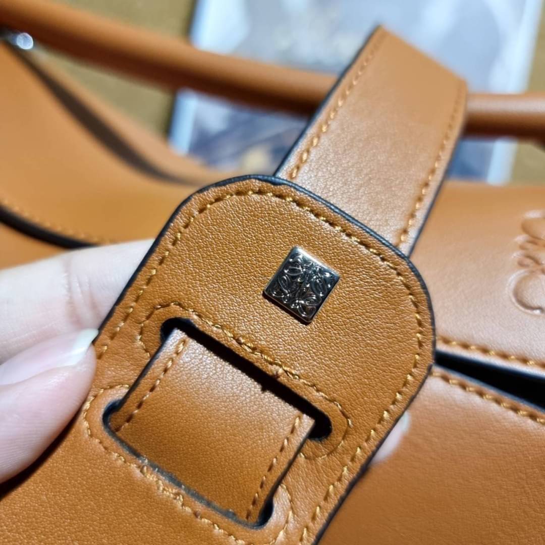 VIP 】LOEWE LA PALME PUZZLE BAG IN CLASSIC CALFSKIN คอลเลคชั่นใหม่!! กระเป๋าสะพายข้างทรงกล่อง สไตล์พัซเซิล ให้ฟีลลิ่งเหมือนตัวต่อ ดูดีได้ทุกที่แค่มีใบนี้ รอบนี้ดีไซน์พริ้นท์ลายต้นปาล์มเก๋ๆ ซัมเมอร์ยังต้องมา วัสดุหนังวัวฟอกสี เปิดใช้งานด้วยซิป ที่ภายในโล่งพ
