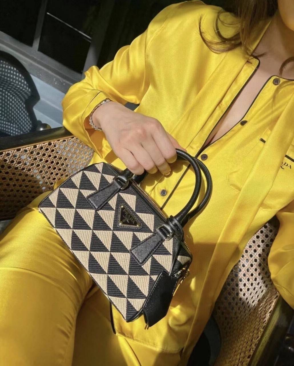 PRADA Symbole embroidered fabric top-handle bag พร้อมส่งรุ่นใหม่ มาแรง กับทรงหมอนอยู่ทรงสวย สาวๆห้ามพลาดเลยค่ะใบนี้ วัสดุทำจากผ้าแคนวาส