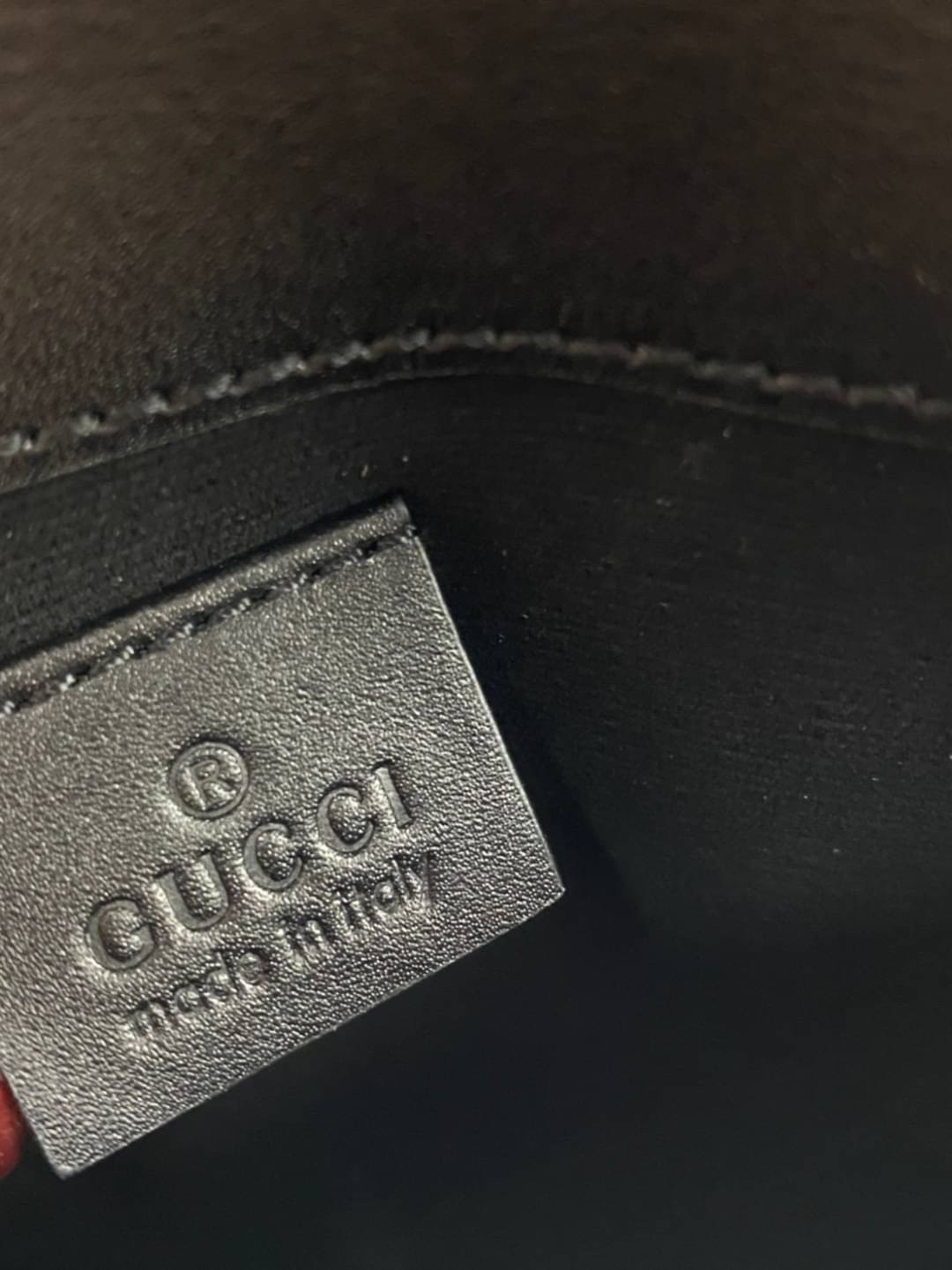 VIP 】หนังแท้ Gucci GG belt bag อีกหนึ่งกระเป๋าคาดอก ที่เป็น unisex และหายากไปอีก ดีไซน์ย้อนยุคยอดฮิต ขนาดกะทัดรัดพกสะดวก วัสดุหนังแคนวาส ทนทาน ภายในเป็นช่องโล่ง ใส่โทรศัพท์ได้ ของจุกๆสำคัญๆได้ สายสะพายปรับได้ตามตัว ใบจริงเห็นแล้วหลงรัก คุ้มค่าที่สุด จัดเล