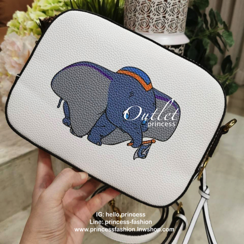 DISNEY X COACH Crossbody Bag 2019 New collection & Limited collection กระเป๋าสะพายขนาดกำลังน่ารัก วางอยู่ทรง วัสดุหนัง ลายตัวการ์ตูน Disney 3 charactors เปิดปิดด้วยซิป ภายในโล่ง ใส่ wallet ยาว มือถือได้ทุกรุ่นมีช่องเล็ก และช่องซิป พร้อมสายสะพายยาว ถอด ปรั