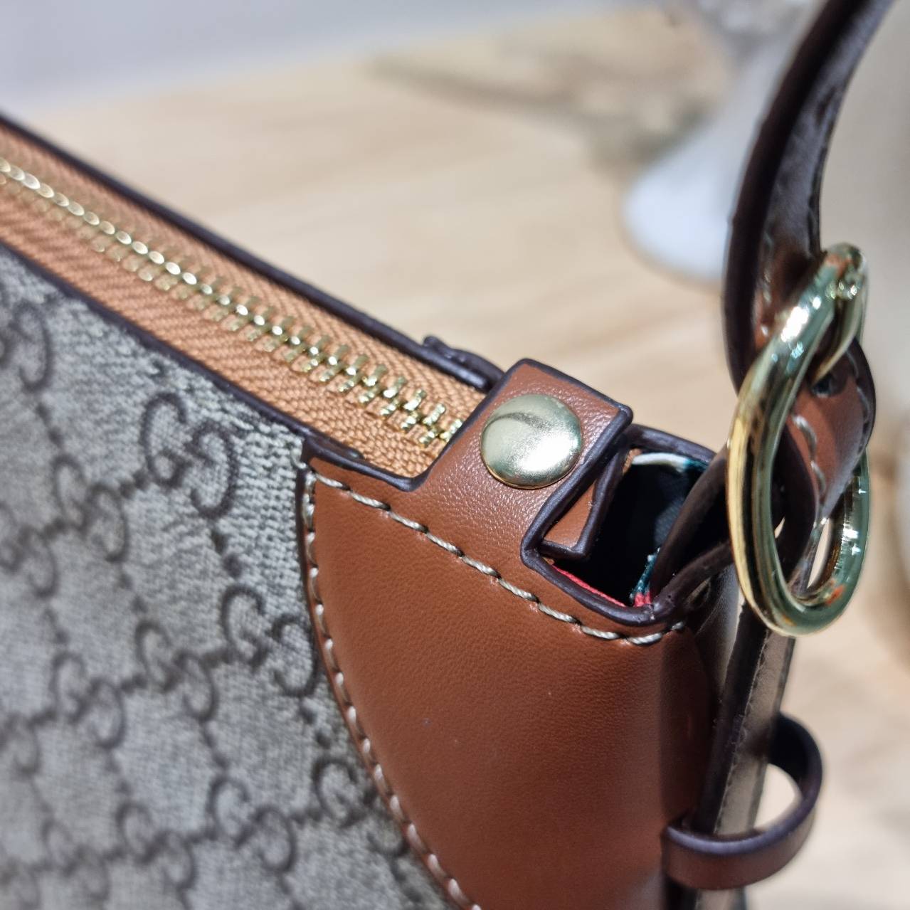 GUCCI GG emblem small shoulder bag กระเป๋าสะพายทรงพอช ขนาดน่ารักมากๆ ทรงสวยคลาสสิค เทรนด์กระเป๋าปุ๊กปิ๊กมาแรงมาก