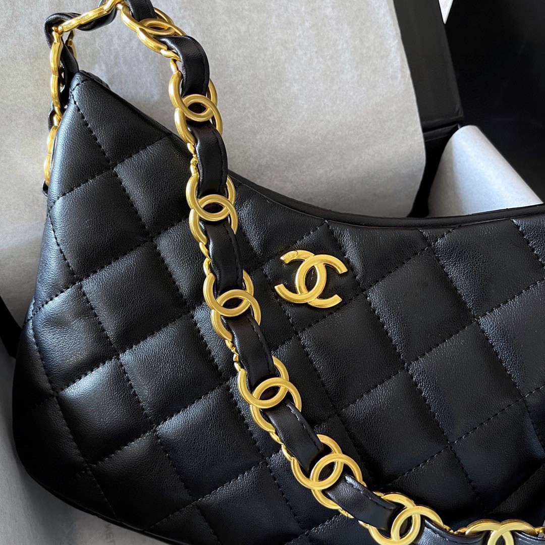 Chanel Hobo Handbag รุ่นใหม่ล่าสุด ทรงที่สาวๆรอคอย CHANEL LEATHER BAG ทรงสวยเรียบหรู เนื้อหนาดีมาก อะไหล่ทองวินเทจ ประดับโลโก้แบรนด์สุดหรู
