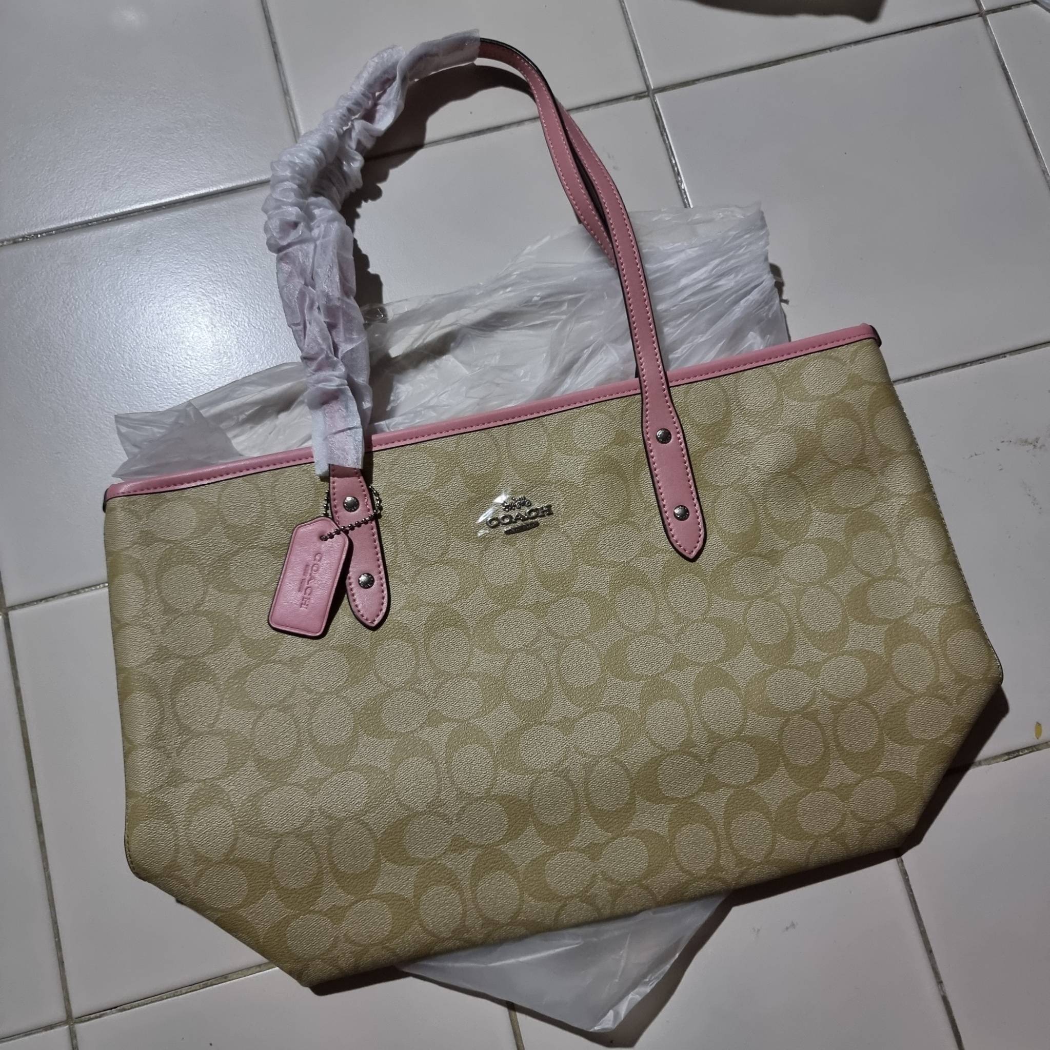 OUTLET 】COACH F58292 CITY ZIP TOTE IN SIGNATURE 16" รุ่นขายดี!! ไซส์ใหญ่ สีสวยมาให้แบบจัดเต็ม!! กระเป๋าถือทรงโท้ทใบใหญ่ สวยน่าใช้ทุกสี สะพายคล้องไหล่ได้เก๋ๆ จุของแน่นๆไปเลยจ้า!! วัสดุหนังแคนวาสคุณภาพ ปากกระเป๋าเปิด-ปิดด้วยซิป กันของหล่นได้ ถือไปไหนก็