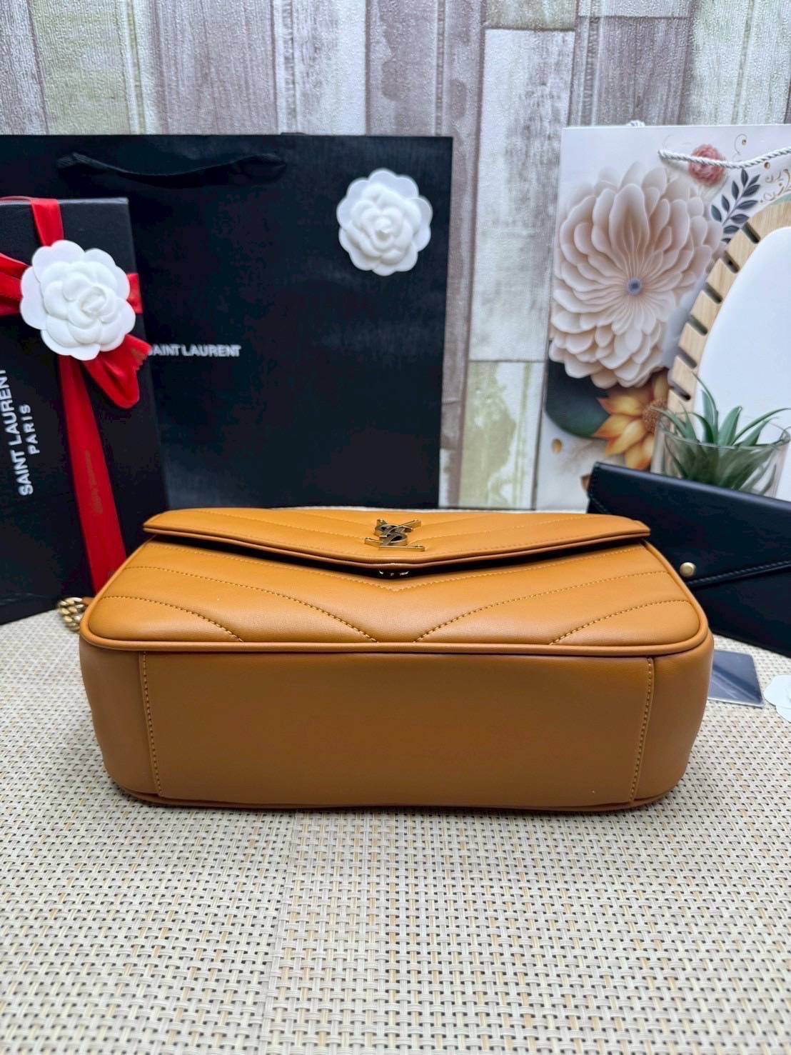 ORI หนังแท้ | 28cm YSL LOULOU medium in MATELASSÉ กระเป๋าสะพายสายโซ่าีทองหรูหรา งานหนังแท้เนื้อนุ่มตะเข็บเย็บลายเชฟรอนสวยหรูโดดเด่นเป็นเอกลักษณ์ 🤍 เกรดออริจินอล หนังแท้