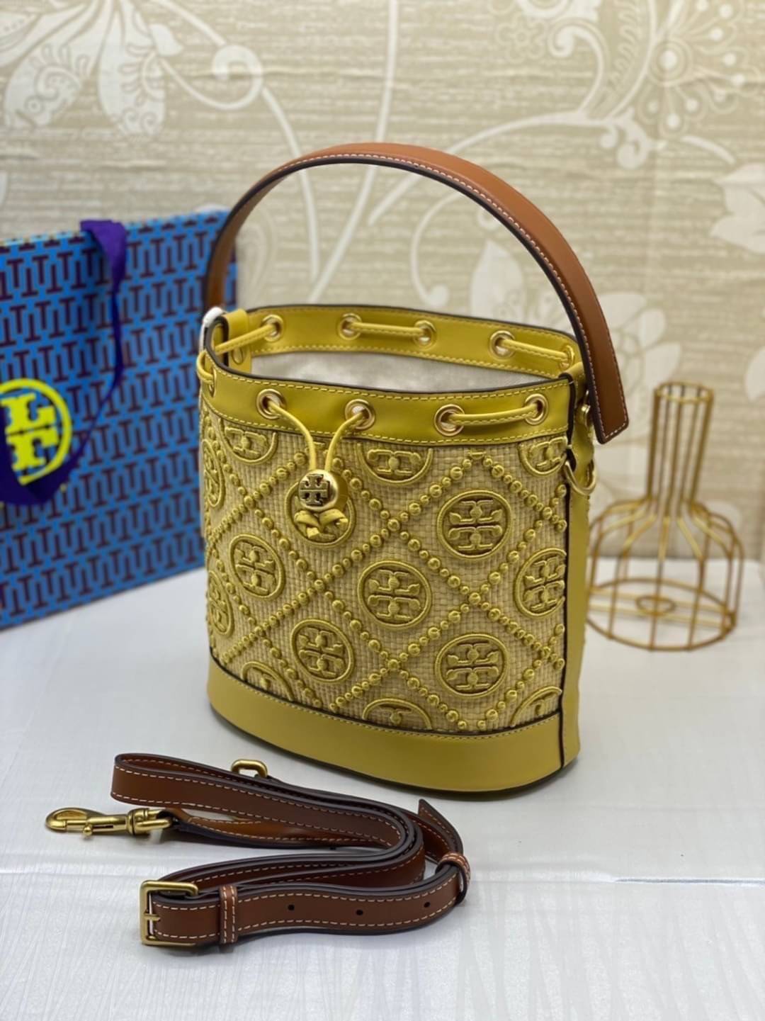 TORY BURCH T Monogram Straw Bucket Bag สีใหม่ โทนเหลืองทอง สวยหรู พร้อมเสิร์ฟความสวยให้ถึงบ้านแล้วน้า กระเป๋าบัคเก็ตทรงยอดนิยม ดีไซน์ใหม่ล่าสุด ยูนีคไม่เหมือนใคร ลายสานเต็มใบ พร้อมปักโลโก้เอกลักษณ์ โดดเด่น งานฝีมือมากๆ