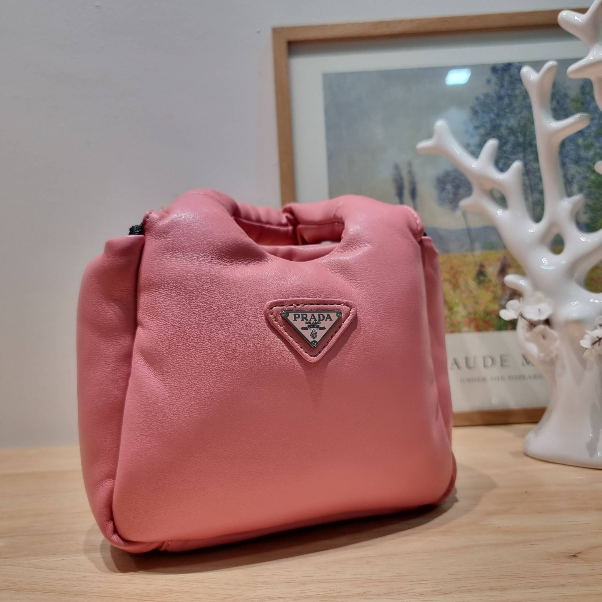 PRADA Small padded Soft nappa-leather bag พร้อมส่ง 4 สี น้องใหม่ล่าสุด กับคอลเลคชั่นที่ทำออกมาตอบโจทย์ได้ทุกไลฟ์สไตล์