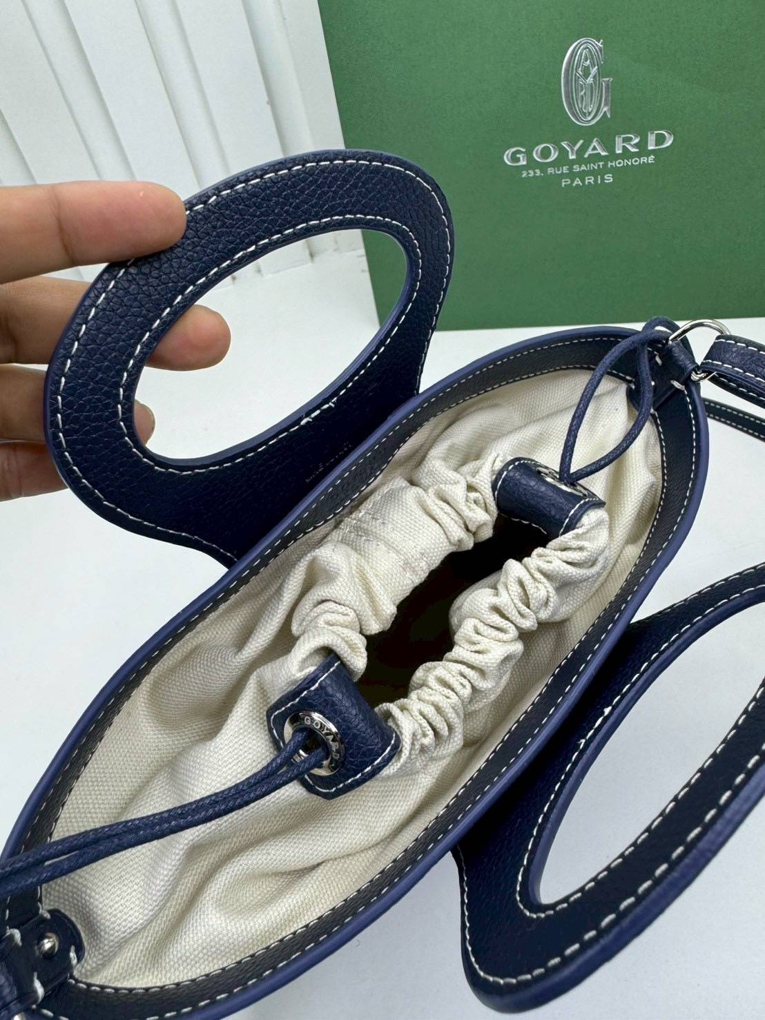 ORI หนังแท้ | Goyard Beluga Mini Bag กระเป๋าสะพายทรงบัคเก็ต พร้อมหูจับในตัว สะดวกใช้งาน ด้านในเป็นผ้าดีไซน์ผูก เพิ่มความน่ารักน่าใช้ สวยมากค่ะ