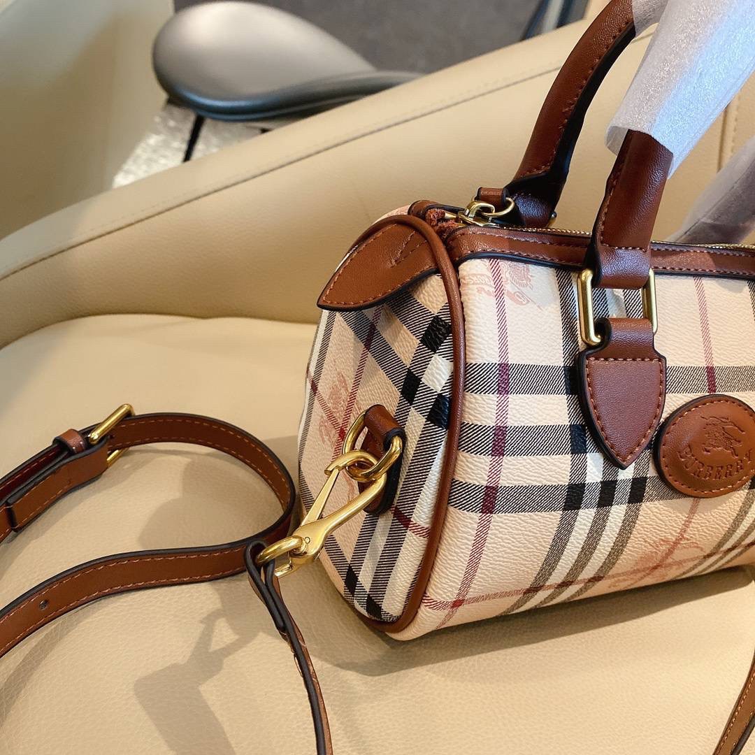 BURBERRY MINI PILLOW VINTAGE BAG Limited Edition วัสดุหนังPVC หนังนิ่ม เปิดปิดด้วยซิปยาวที่จับหนัง ภายในมีช่องใส่ของโล่งกว้าง พร้อมช่องเล็กอีกหนึ่งช่อง สามารถใส่มือถือ กระเป๋าสตางค์สั้น ของจุกจิกได้ มาพร้อมสายสะพายยาวหนังแท้ อะไหล่แบรนด์สีทองวินเทจ Rare i