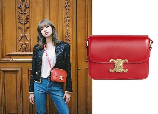 Celine MEDIUM TRIOMPHE BAG IN SHINY มีรูปทรงเป็นกล่องคล้ายกับกระเป๋า Classic Box แต่มีการออกแบบโลโก้ที่สะดุดตาแบบวินเทจ ด้วยดีไซน์ที่ดูโฉบเฉี่ยว แต่คงความคลาสสิคอย่างเต็มเปี่ยม ทำให้เป็นที่ดึงดูดความสนใจของสาวๆ สายสะพายสามารถปรับระดับได้ มีความคล่องตัวในก