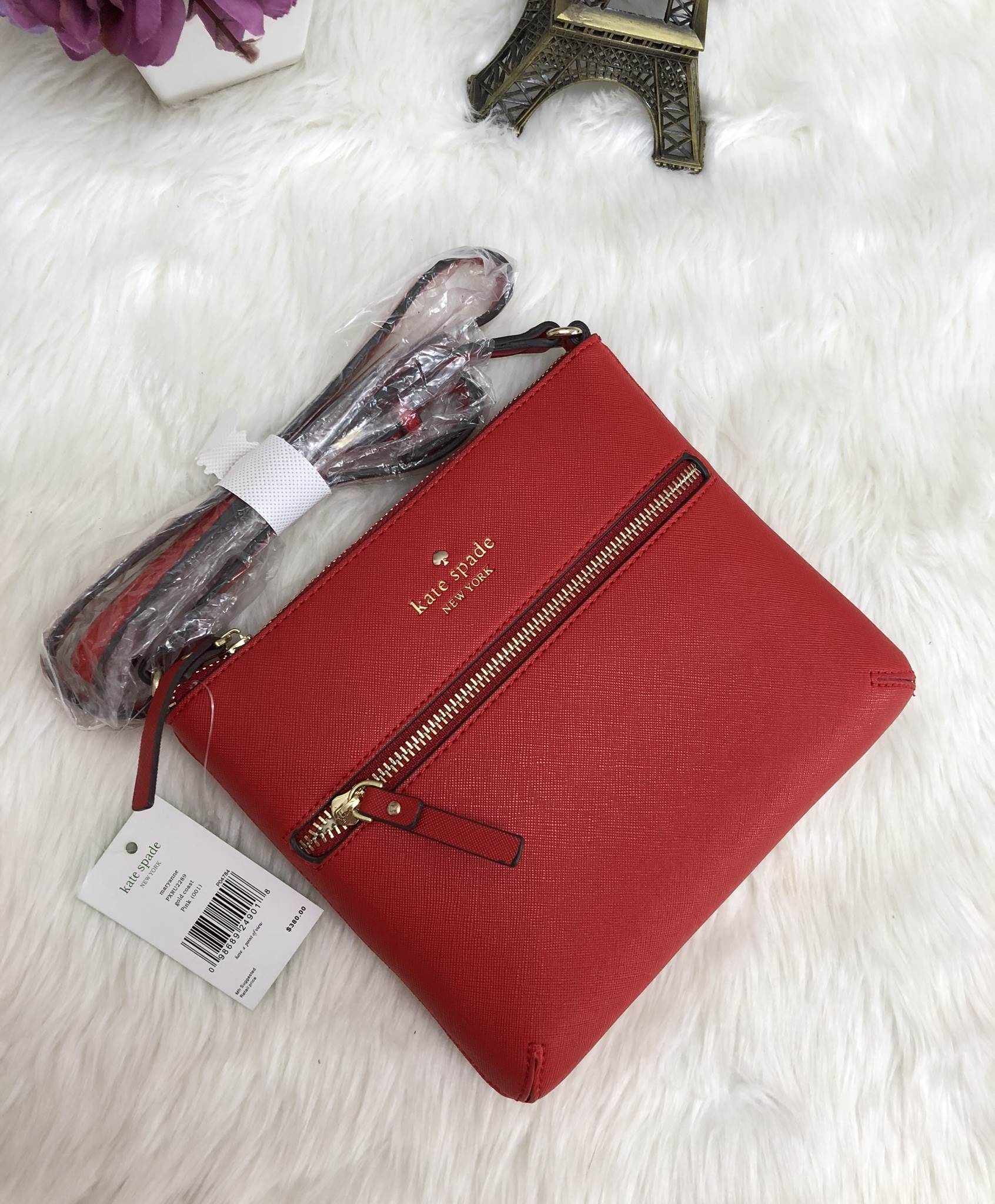 New Arrival Kate spade new york saffiano crossbody bag พร้อมส่งค่ะ!!! กระเป๋าสะพายแบบครอสบอร์ดี้ ลายหนังซาฟเฟียโน่ ทรงสวย ขนาดกำลังดีทีเดียวค่ะ ด้านหน้ามีหนึ่งช่องซิปสำหรับใส่มือถือหรือของจุกจิก เปิดปิดกระเป๋าช่องหลักแบบซิป ด้านในโล่ง ใส่ของจุพอประมาน มีช