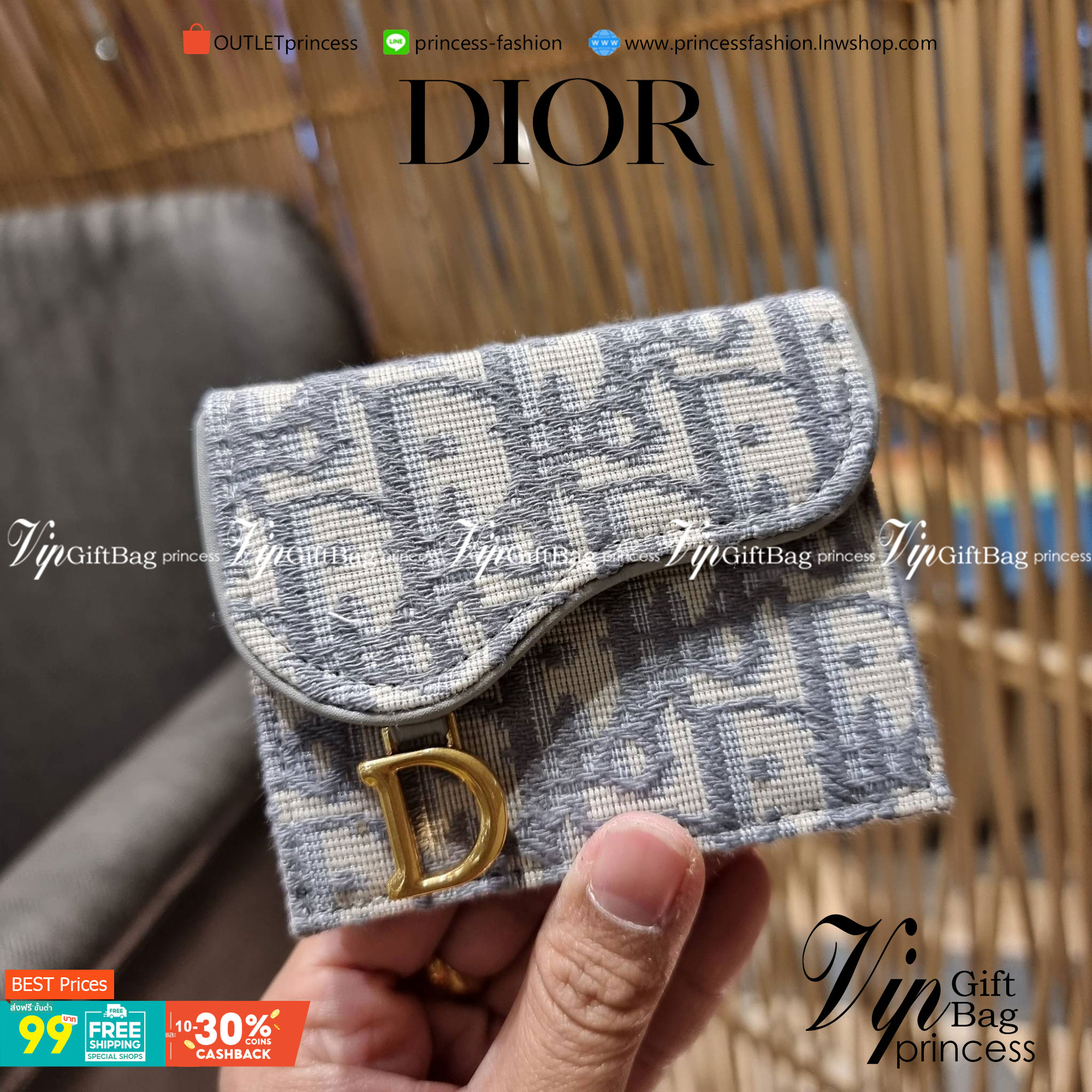 VIP 】CD MULTI WALLET WITH GWP กระเป๋าสตางค์ขนาดเหมาะมือ กะทัดรัดไม่กินพื้นที่ พรีเมี่ยมกิ๊ฟจากเคาน์เตอร์ ดีไซน์แบบพับ ใช้งานง่าย น่ารักน่าใช้จริงๆ วัสดุผ้าแคนวาสปักลาย สลับหนังแท้ภายใน ภายในมีช่องใส่บัตร ใส่ธนบัตรได้ สะดวกใช้มากๆ มาพร้อม box set ในราคาที่