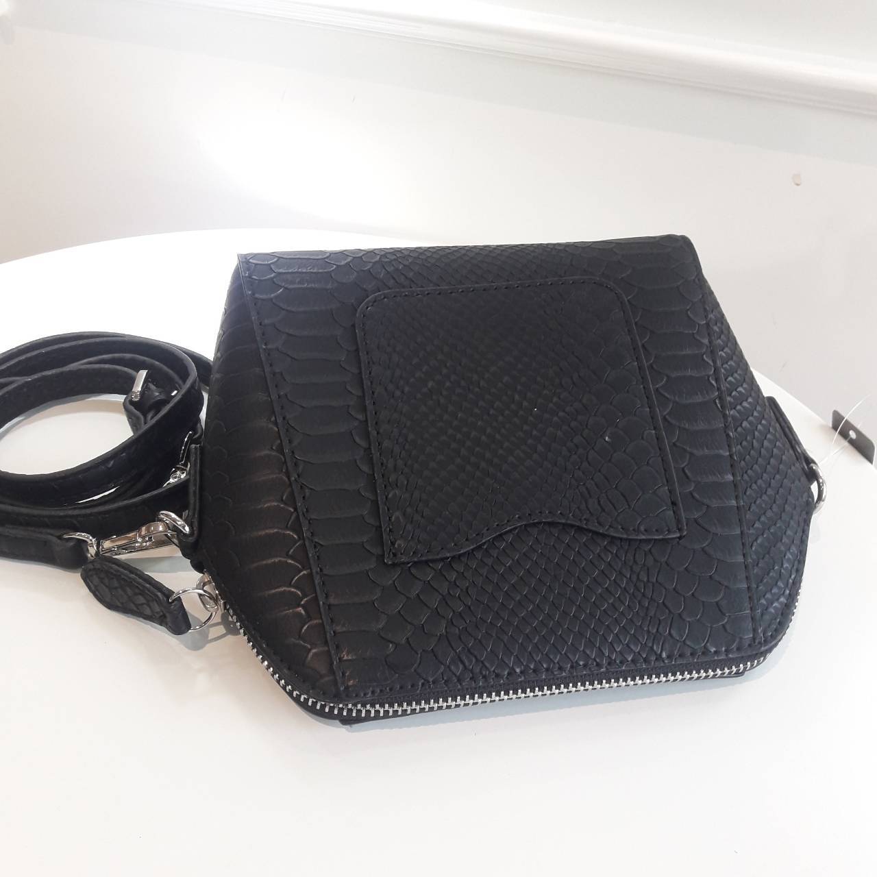 New arrival! กระเป๋าสะพายข้าง หนังจระเข้ ขนาดกระทัดรัด ยี่ห้อ Guess มาพร้อมกับสายหนัง และพื้นที่เก็บของอย่างจุใจ ด้วยดีไซน์เรียบหรูทำให้เข้ากับชุดได้หลากหลายสไตล์ กระเป๋าสะพาย GUESS ผลิตจาก PU แบบนิ่ม เปิด-ปิดด้วยซิป เพิ่มความหรู โดดเด่นด้วย ตกแต่งดีเทลโล