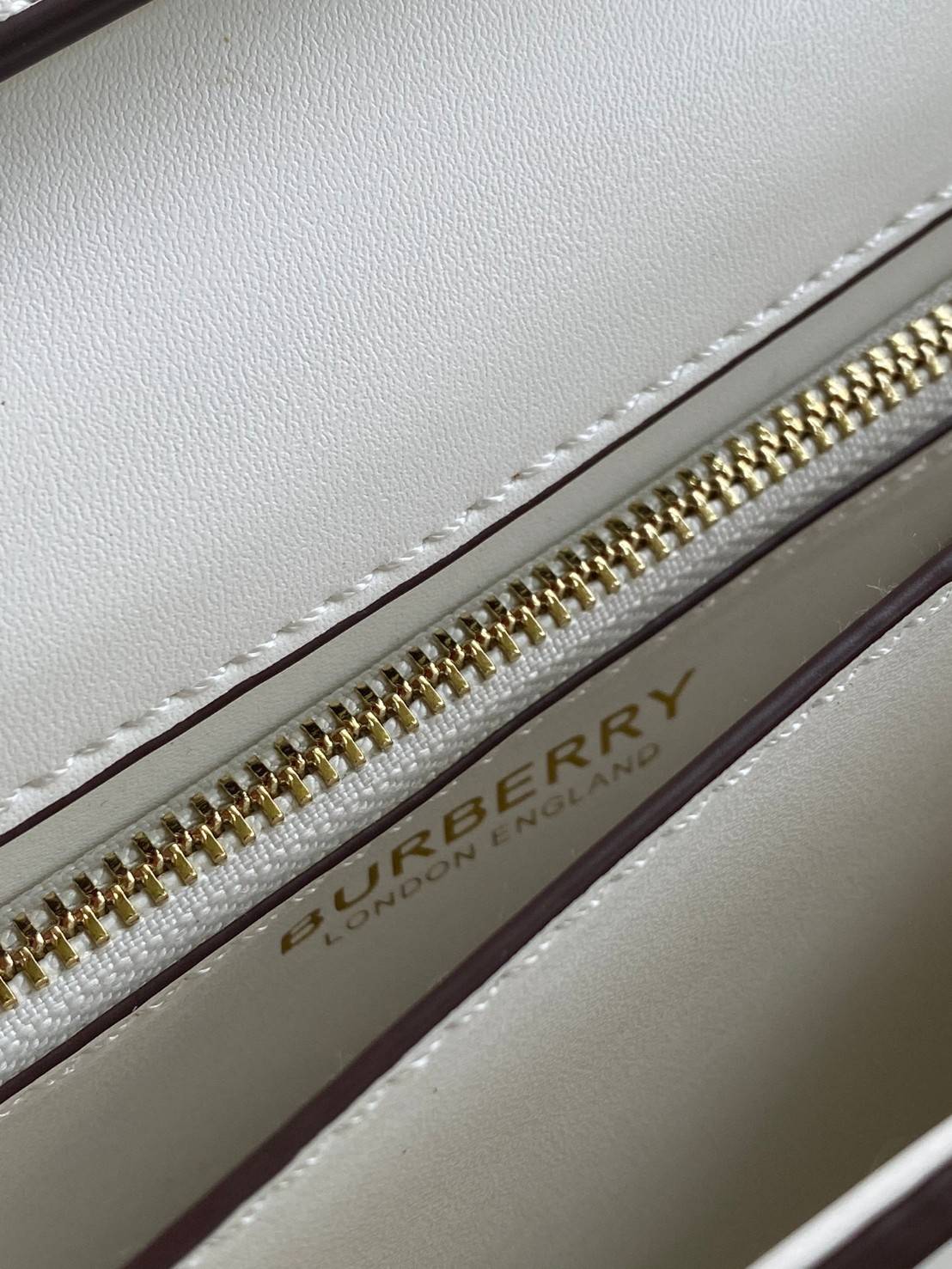 BURBERRY FRAGRANCES CROSSBODY BAG VIP GIFT WITH PURCHASE (GWP) กระเป๋าสะพายพรีเมี่ยมกิ๊ฟ Limited Edition จากน้ำหอม BURBERRY DUTY FREE วัสดุ Calfskin หนังเรียบสวยอยู่ทรงดีไซน์ยอดนิยมประดับโลโก้แบรนด์ทองด้านหน้า เปิดปิดด้วยฝาปิดสัญลักษณ์ตัวB ภายในมีช่องแบ่ง