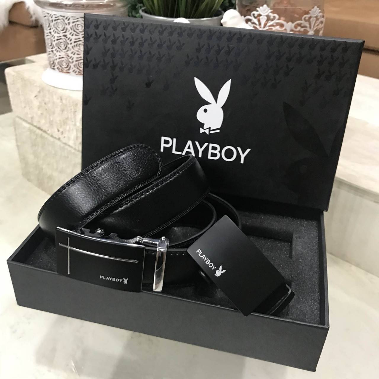 PLAYBOY REVERSIBER BELT VALUE PACK Value set & 2 in 1! Limited Edition จาก Playboy มีหัวเข็มขัดให้เลือกใช้ถึง 2 แบบ 2อสไตล์ สลับใช้ได้ ตามความเหมาะสม ปรับได้ Freesize มาพร้อมกล่องแบรนด์ จะใช้เองหรือมอบเป็นของขวัญก็แนะนำค่ะ