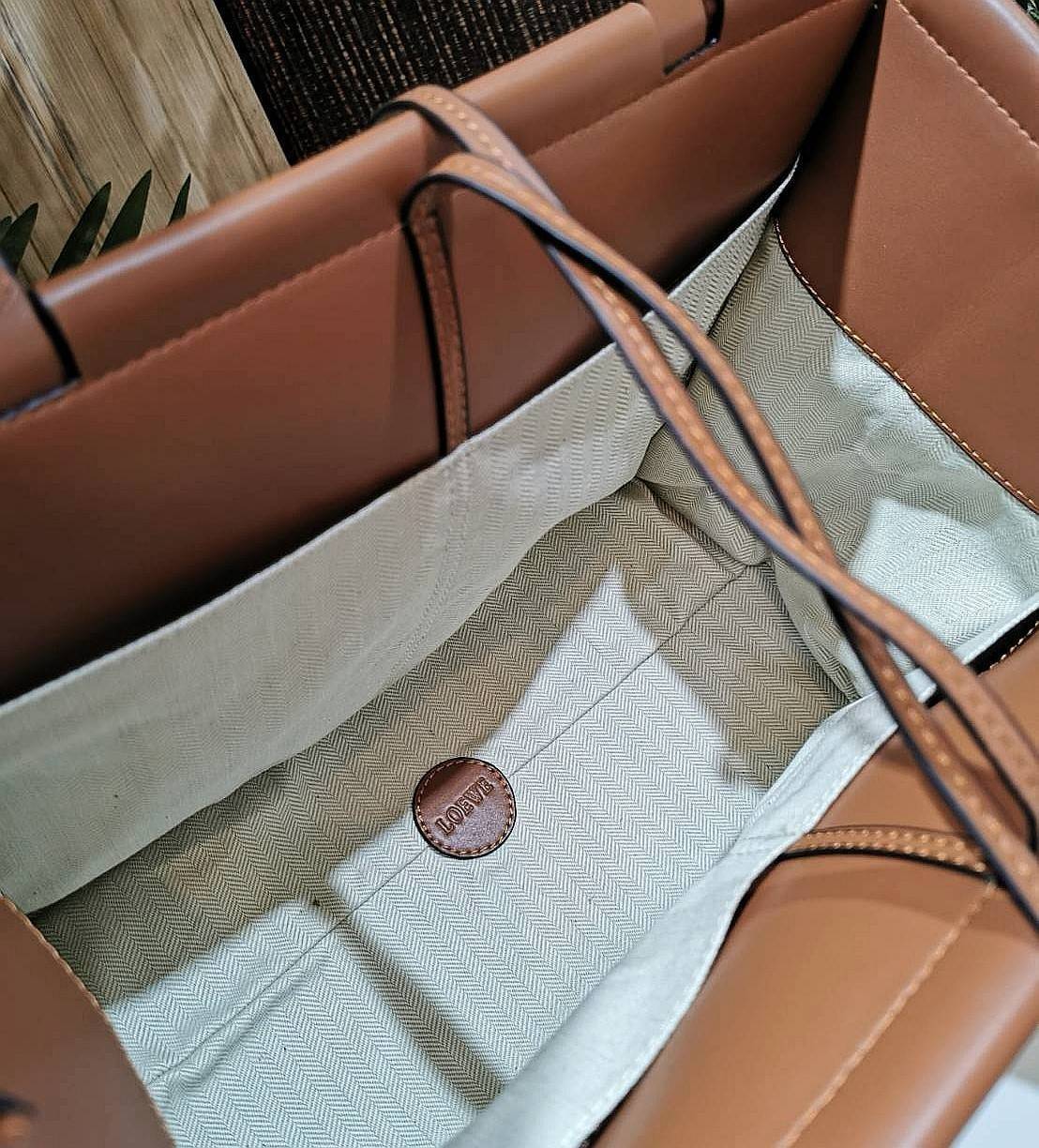 พร้อมส่งความสวยห้ามพลาดค่ะ! 🎉NEW ARRIVAL! LOEWE TOTE BAG VIP GIFT WITH PURCHASE (GWP) Limited Edition จาก "LOEWE PERFUME DUTYFREE" คอลเลคชั่น Loewe Anagram วัสดุ Canvas & Leather ใบใหญ่ น้ำหนักเบา ภายในโล่งกว้างและจุ ใส่เอกสารA4 เสื้อผ้า