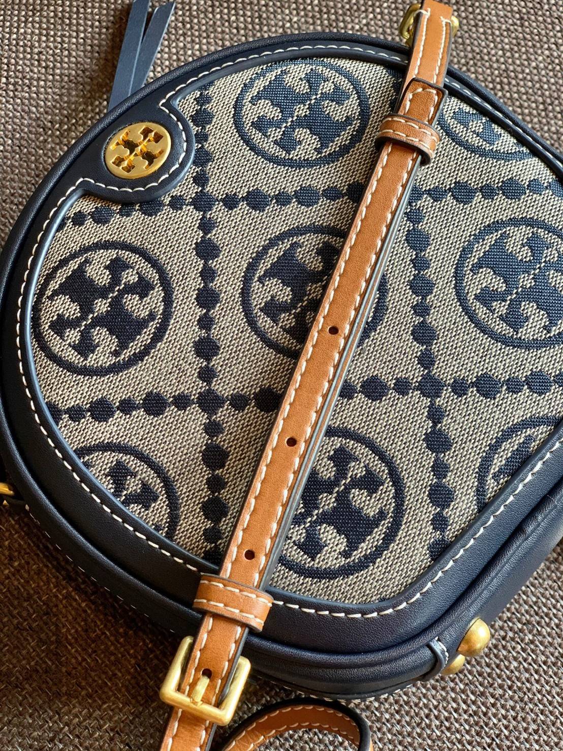 TORY BURCH T MONOGRAM JACQUARD CIRCLE BAG ((Large size)) พร้อมส่งที่ไทย สวยก่อนใครที่นี่! กระเป๋าจาก Tory burch รุ่นนี้มาในสไตล์ทรงวงกลม สุดคลาสสิค ดูคล่องตัวมากขึ้น วัสดุJacquardทอลายแบรนด์+ขอบหนังแท้ ได้ลงตัวสวยงามอยู่เหมือนเดิมค่ะ