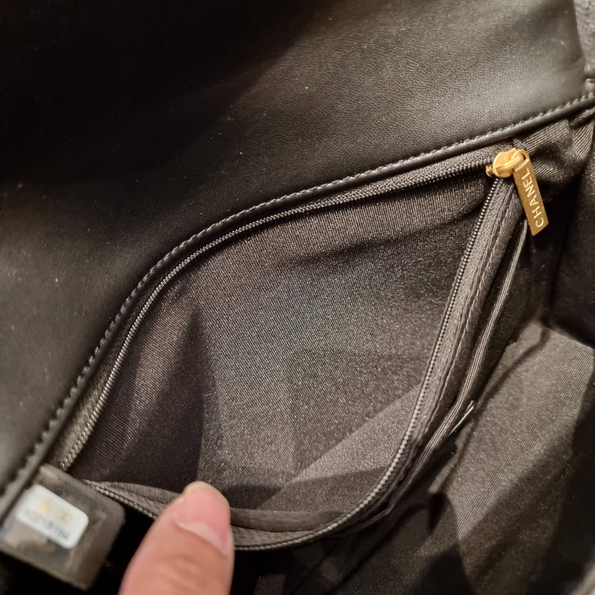 VIP 】สวยหรูพร้อมเสิร์ฟ!! กับไอเท็มสุดเลิฟจาก Chanel กระเป๋าสะพายที่สุดของความคุ้มค่า วัสดุหนังแกะนิ่มเต็มใบ เปิด-ปิดกระเป๋าด้วยตัวบิดล็อค ภายในกระเป๋าบุผ้าสวยหรู มีช่องโล่งกว้างจุของได้สบาย ใส่โทรศัพท์ กระเป๋าสตางค์ได้ มีช่องซิป 1 ช่อง ช่องย่อย 1 ช่อง ดีเ