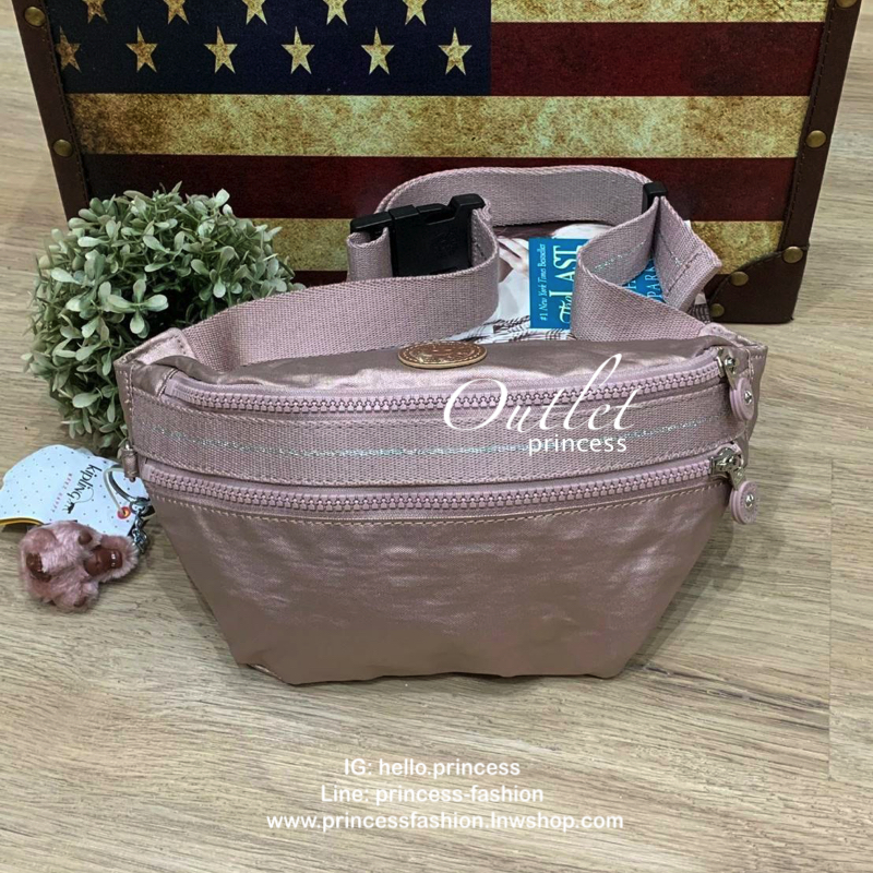 5สี Kipling WHISPER Basic Fanny Pack รุ่นใหม่ล่าสุดกับกระเป๋าทรงคาดอกหรือคาดเอวสุดชิค วัสดุpolyester100% น้ำหนักเบา มีช่องซิปใช้งานหลัก2ช่อง ใส่กระเป๋าสตางค์ทรงยาวได้ ขนาดกำลังดี สายสะพายปรับความยาวได้ฟรีไซส์ ประดับพวงกุญแจลิงน่ารัก สามารถถอดออกได้ มีรูปแ