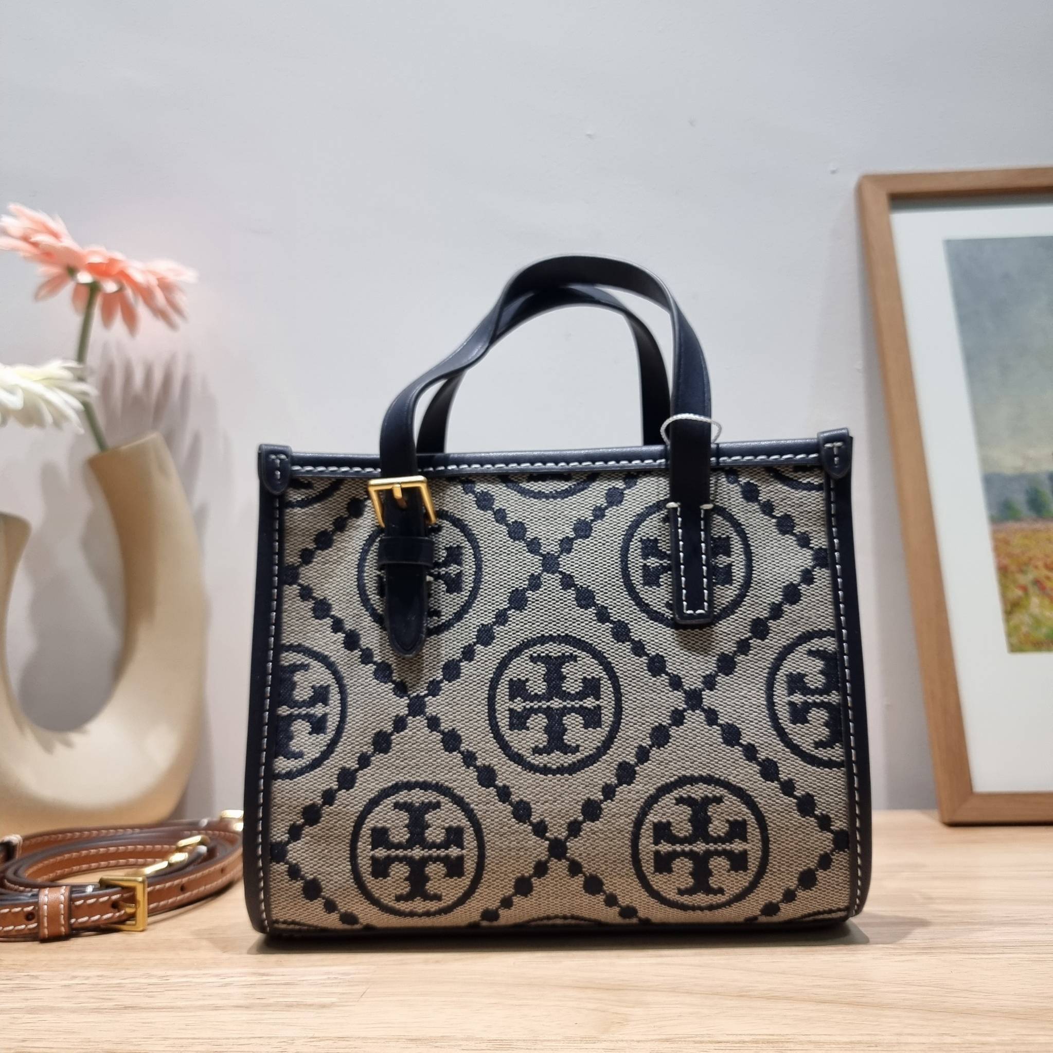 TORY BURCH MINI T MONOGRAM SQUARE TOTE รุ่นใหม่ล่าสุด คิ้วท์กว่าใคร! กับไอเท็มโมโนแกรมสุดฮิต กระเป๋าทรงโท้ทไซส์มินิ น่ารักน่าใช้มากๆ ให้คุณได้เพลิดเพลิน และคล่องตัวมากๆ