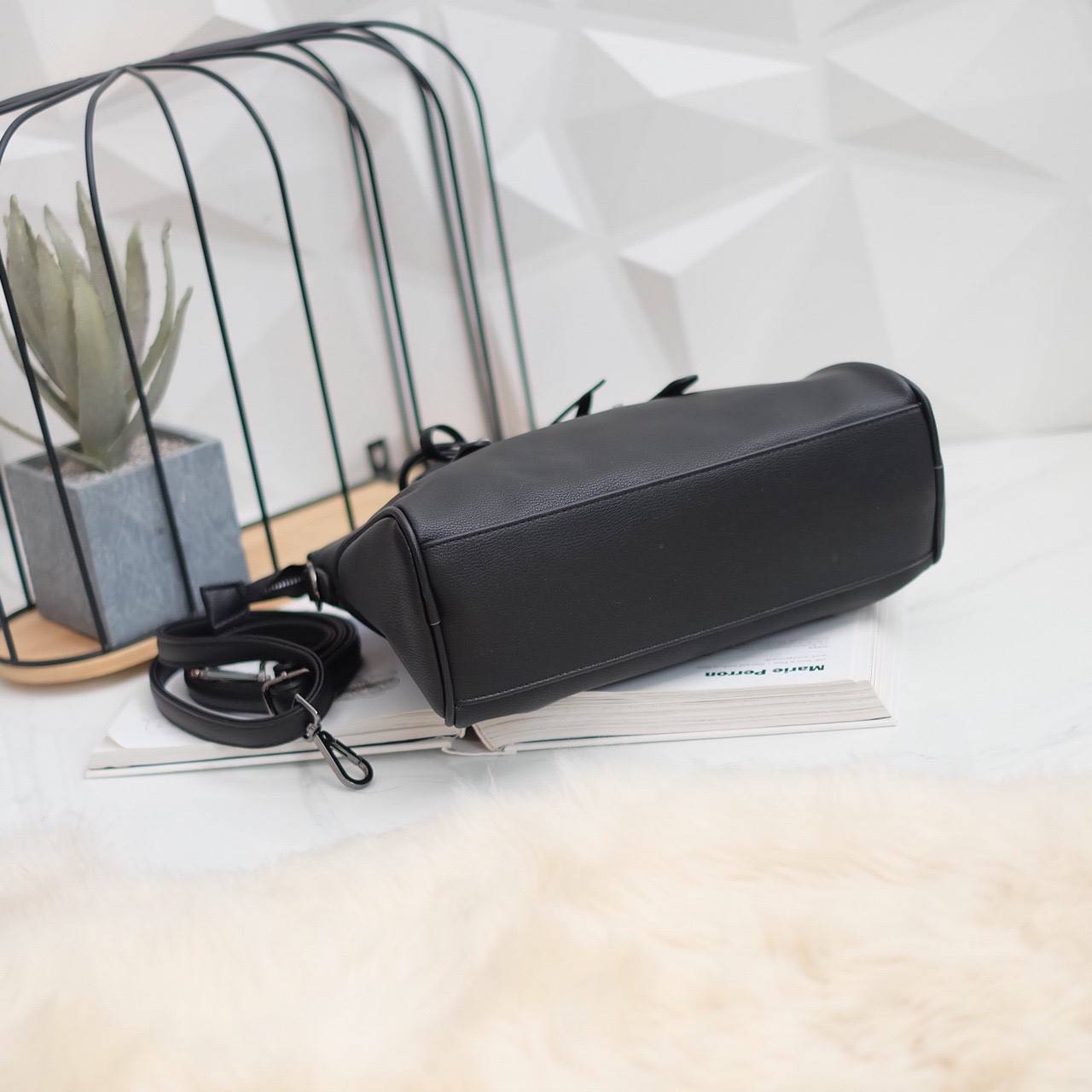 ทรงสวยขายดีมาก 👑จากแบรนด์ KEEP ทรง รุ่น Parish hand bag with cute taddy จุดเด่นที่ >หนังเนื้อดี นิ่มมาก >น้ำหนักเบา >ถือสะพายเข้าง่ายกับทุกชุด