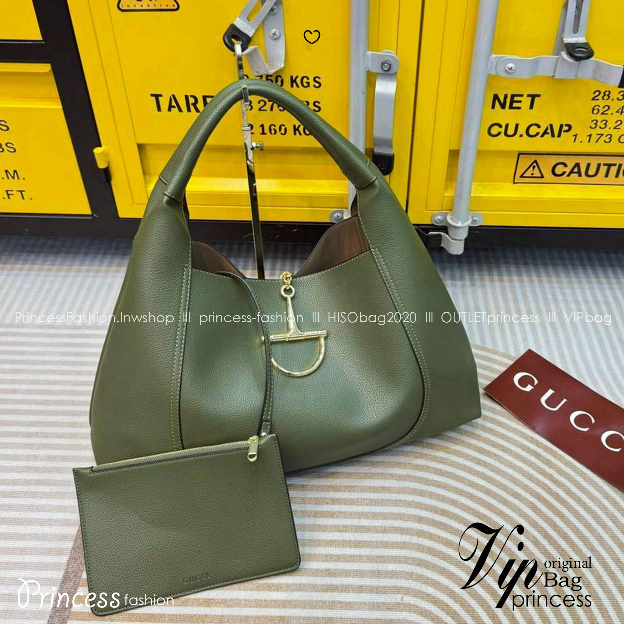 Gucci Softbit maxi shoulder bag กระเป๋าทรงโฮโบโฉมใหม่ใบใหญ่ อะไหล่เป็นเอกลักษณ์ของแบรนด์ในรูปแบบ Horsebit ครึ่งรูปขนาดใหญ่ หรูหราและใช้งานสะดวก รูปทรงสไตล์สบายๆ หนังลายเกรนสวยหรูนุ่มนวลพร้อมเท็กเจอร์อันโดดเด่น