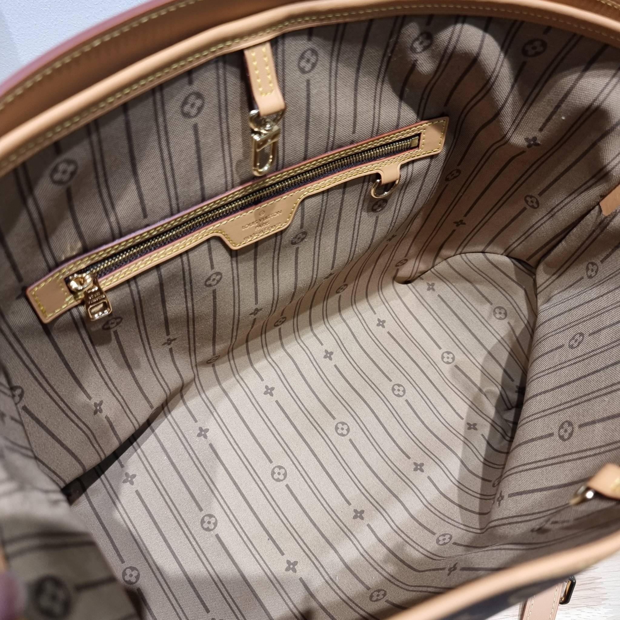 LV delightful bag / LV CARRYALL Monogram Canvas / LV Shopping Bag กระเป๋าทรงโท้ทใบใหญ่ ขนาดจุได้แบบล้นๆ รอบนี้จัดใบลูกมาให้อีก พิเศษที่สุด!! สมใจใครที่มองหากระเป๋าใบโปรด มีตะขอเกี่ยวที่ปากกระเป๋า และยังมาพร้อมสายสะพาย 2 แบบ