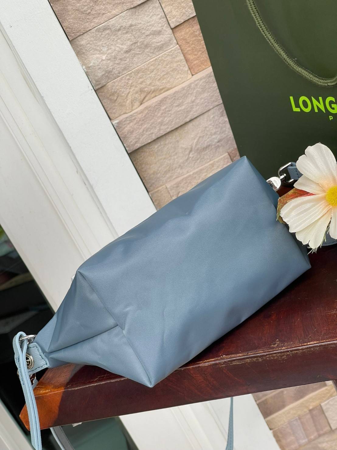 LONGCHAMP LE PLIAGE NÉO TOP HANDLE BAG XS คอลเลคชั่นสุดพิเศษจากลองฌอมป์ มีดีไซน์ที่เรียบหรูและคลาสสิก แฝงด้วยลูกเล่นแบบเฟมินีน แถมยังมีน้ำหนักเบาอย่างไม่น่าเชื่อ มาพร้อมกับหูจับกระเป๋าคู่และฝาปิดแบบกระดุม กระเป๋าถือใบนี้สามารถใช้ถือแบบทั่วไป มีสายสะพายถอด