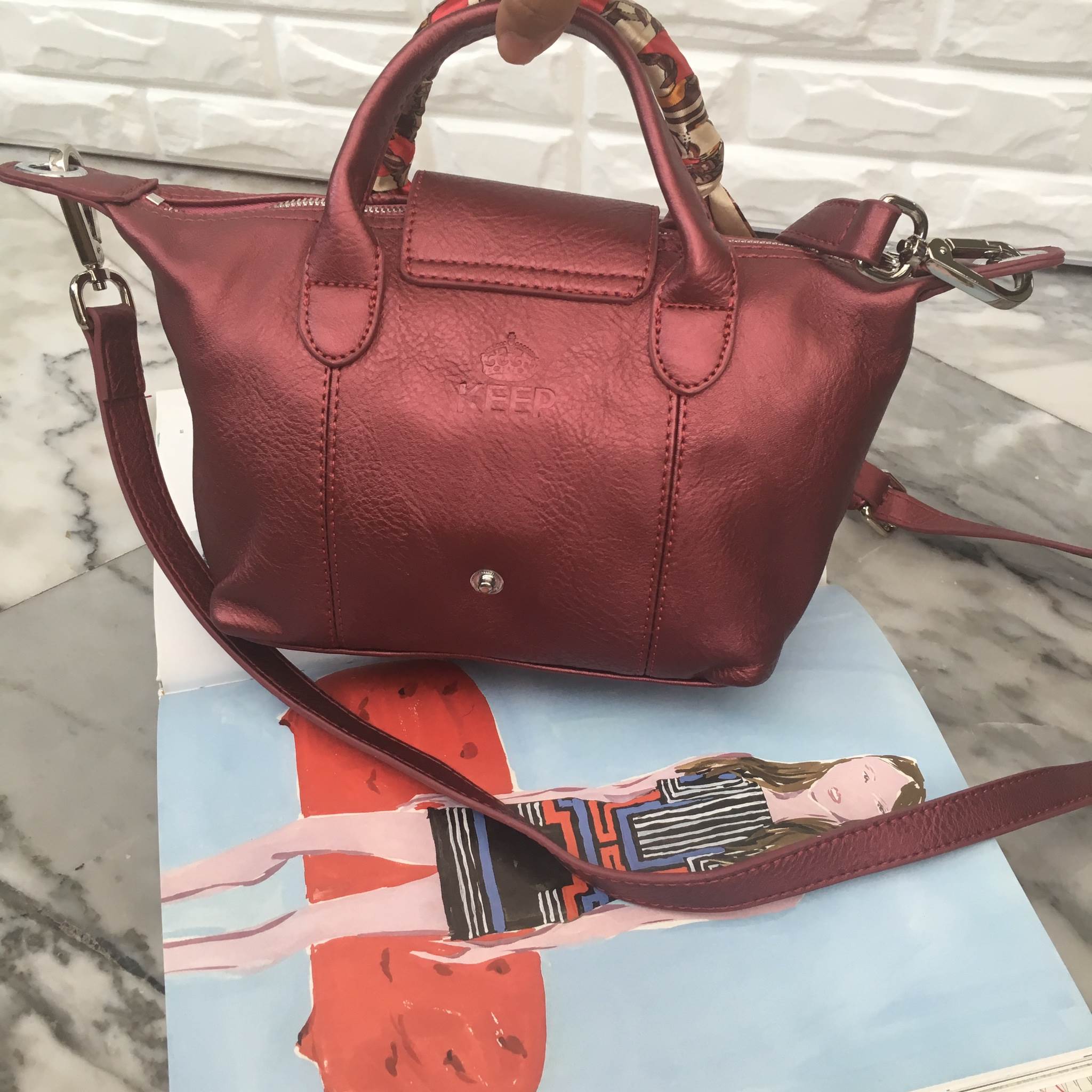 สีมาใหม่ค่า 🐼New arrival! KEEP ทรง longchamp รุ่น Duo Sister - สีแดงผสม กลิ้ตเตอร์ สวยมากคะ ตัวกระเป๋าหนังแกะสังเคราะห์ ลายหนังสวยมากๆคะ นิ่ม สุดๆ รุ่นนี้ จะมี 2 ขนาด คือ mini และ basic ไซด์ ทรงนี้ เป็นทรงที่ใช้งานง่าย ใช้ได้ทุกโอกาสจริงๆคะ ตัวกระ