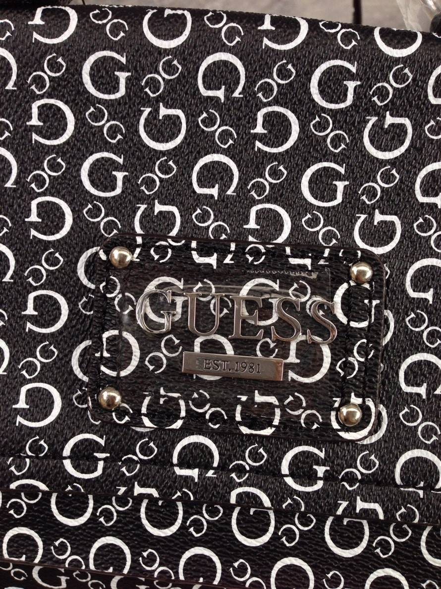 Guess handbag กระเป๋าถือหรือสะพาย ลายแบรนด์รอบใบ วัสดุ pu. คุณภาพดี ด้านข้างเป็นซิปปรับทรงได้ เปิดปิดแบบกระดูมแม่เหล็ก จุได้เยอะ ใส่ wallet ยาว, iPad ได้ มีช่องเล็ก บุผ้าแบรนด์อย่างดี มาพร้อมสายยาว ถอด ปรับได้ 5 ระดับค่ะ
