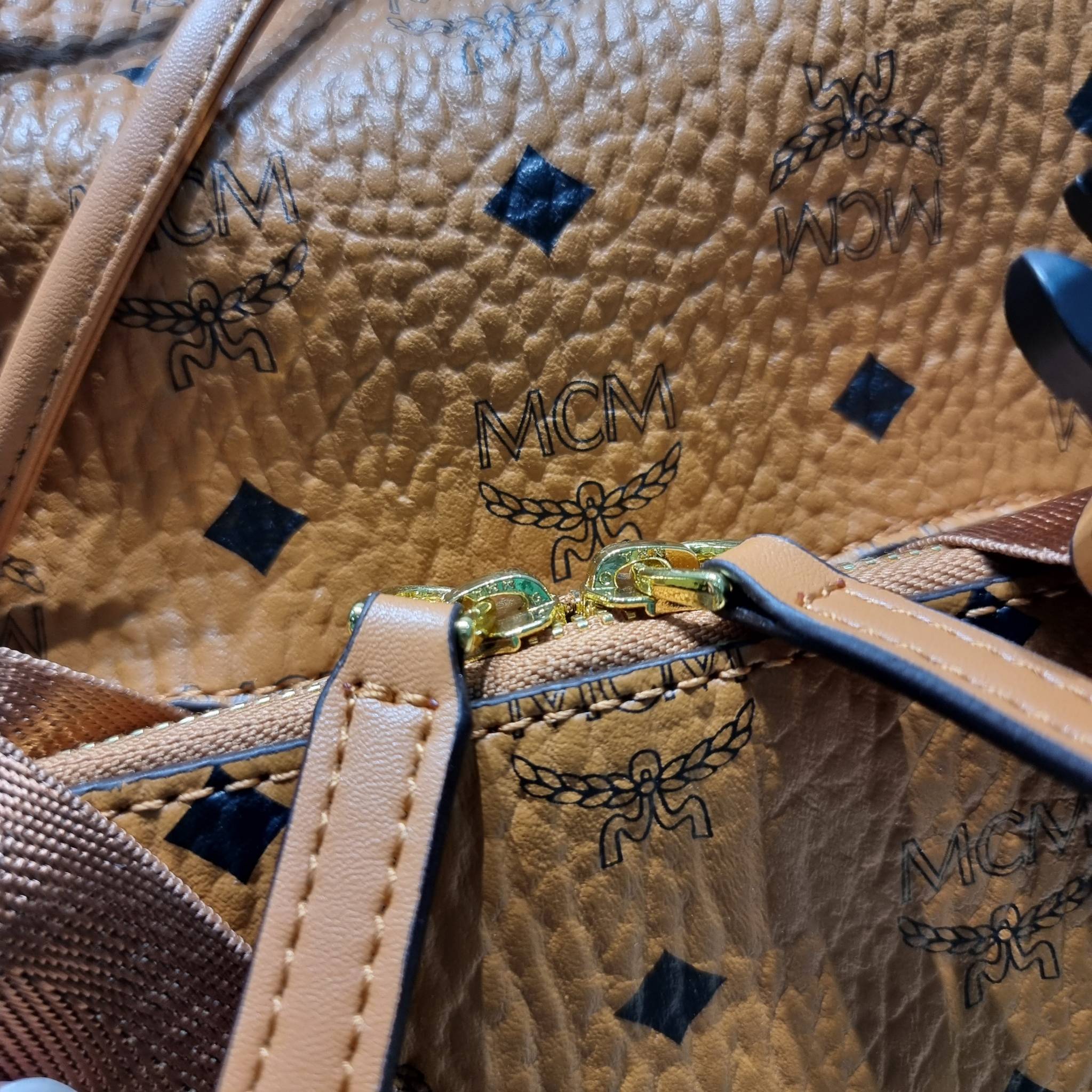 M.C.M SMALL BRANDENBURG BACKPACK IN VISETOS อีกหนึ่งไอเท็ม เอาใจสายเที่ยวแบบจัดหนัก ไม่รู้จะมีใบไหนคุ้มได้มากกว่านี้อีกแล้ว กระเป๋าเป้ใบใหญ่กำลังดี ดีไซน์ไม่ซ้ำใคร ฟังก์ชั่นการใช้งานตอบโจทย์หลายๆคนแน่นอน