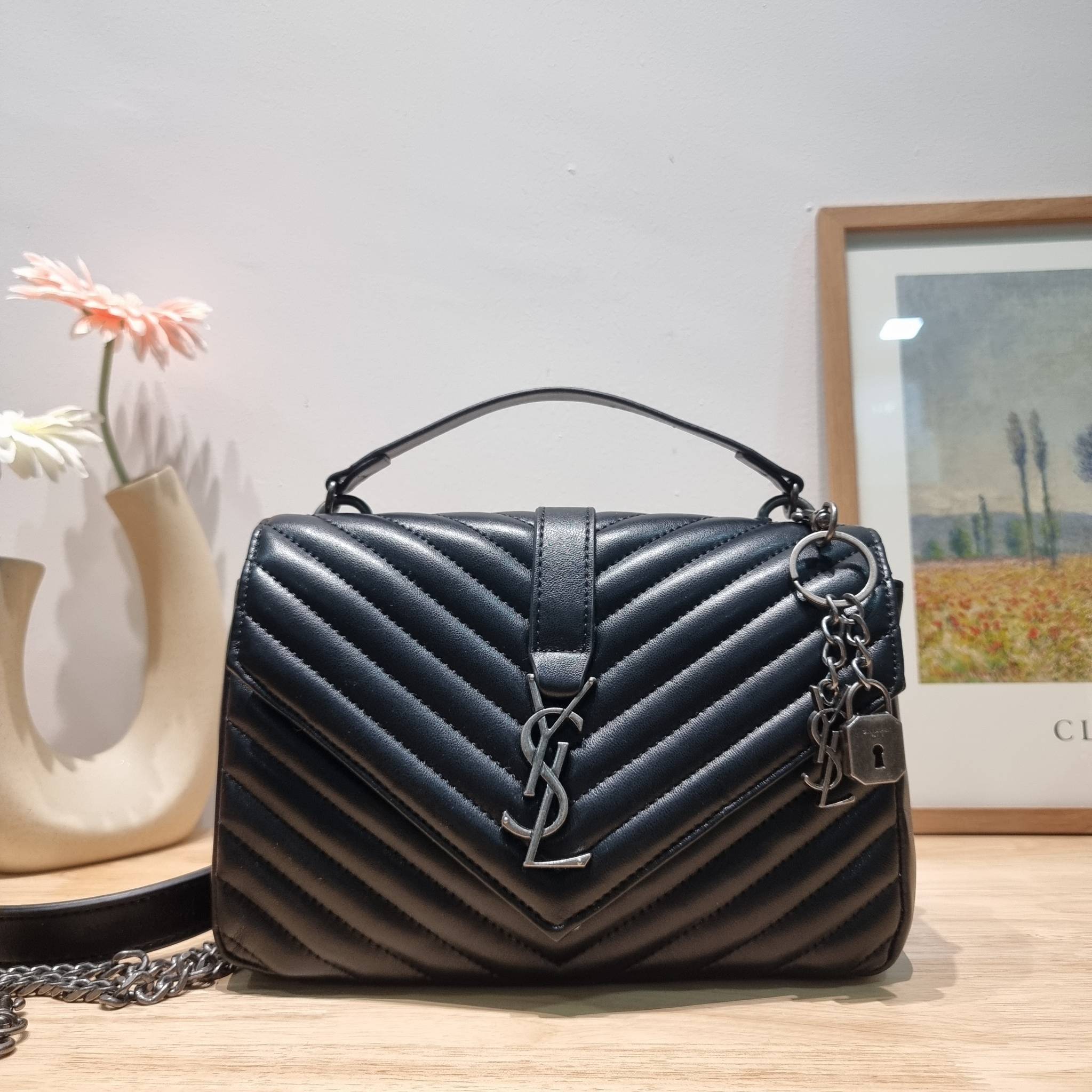 YSL College Medium Bag / Yves Saint laurent crossbody boutique กระเป๋าสะพายไหล่ ดีไซน์ทรงสวยหรู พิเศษ แถมฟรี พวงกุญแจห้อยเอกลักษณ์แบรนด์