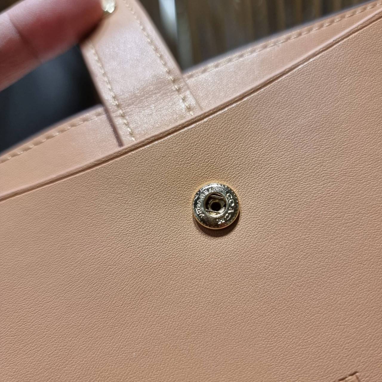 พร้อมส่ง 7 สี COACH C2874 TECH WALLET IN COLORBLOCK SIGNATURE CANVAS จัดให้สีใหม่ก่อนใคร!! ดีไซน์ใหม่ คอลเลคชั่นสวยหรู กระเป๋าสตางค์พร้อมสายคล้องมือ ง่ายต่อชีวิตมากจ้า!! มันดีอะไรเบอร์นี้ ใส่ได้ทั้งบัตร และโทรศัพท์ก็ใส่ได้ทุกรุ่น แถมยังมีช่องซิปแยกไปอีก ช