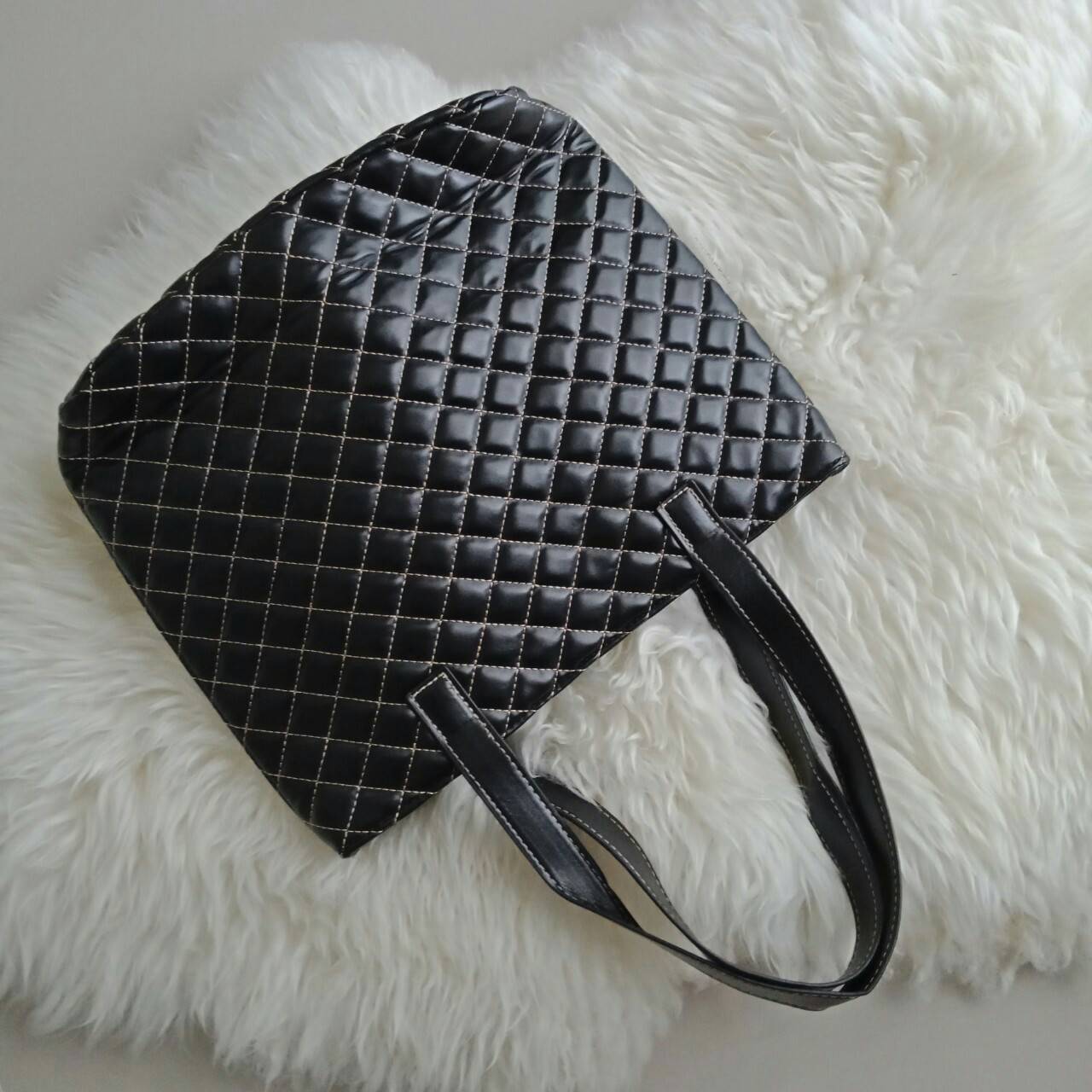 CHANEL LARGE VIP TOTE BAG สินค้าสมนาคุณจากงาน VIP GIFT แบรนด์ดังสุดหรูอย่าง CHANEL โดดเด่นด้วยตัวกระเป๋าขนาดใหญ่ จุของได้เยอะ วัสดุหนัง PU นิ่ม ด้านหน้าปักด้วยโลโก้ CC หนังแก้ว เปิดปิดด้วยกระดุมแม่เหล็ก ด้านในผ้าบุปั้มแบรนด์ชาแนล มีช่องใส่ของใหญ่ แถมแบ่งช