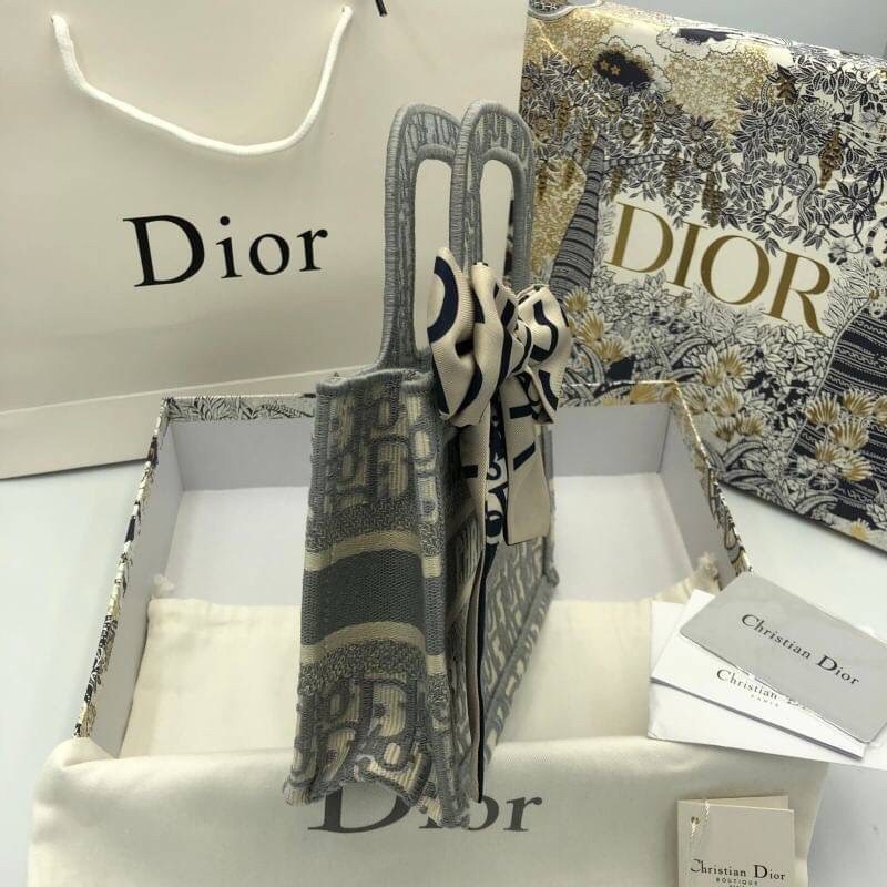 CHRISTIAN DIOR MINI BOOK TOTE กระเป๋าถือทรง Shopping ไซส์มินิ สวยคลาสสิค พกพาสะดวก ใช้งานง่ายสุดๆ วัสดุงานทอละเอียดคุณภาพดี ภายในเป็นช่องโล่ง ใบจริงงานสวยเกินเบอร์!! ไม่ผิดหวังจ้า
