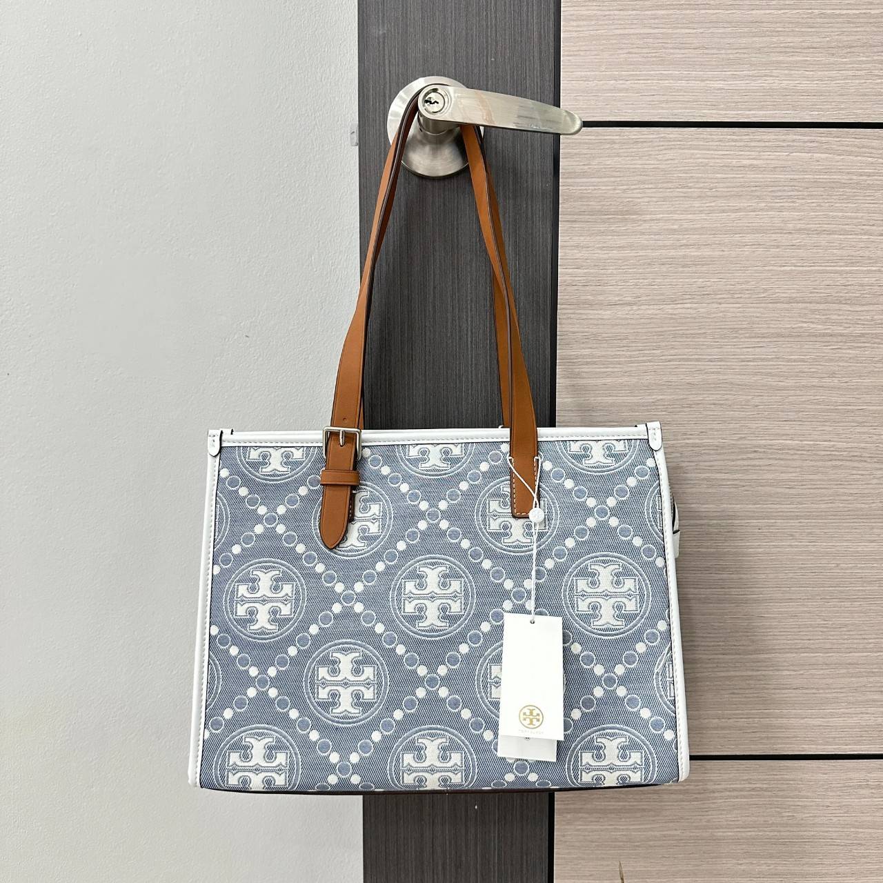 Tory Burch Small T Monogram Denim Tote / Tory Burch Demim Jacquard Small Tote คอลเลคชั่นใหม่ กระเป๋าทรงโท้ท ทรงสี่เหลี่ยมใบใหญ่ วัสดุผ้าเดนิมสลับหนังแท้ ภายในช่องโล่งกว้างจุได้เยอะ