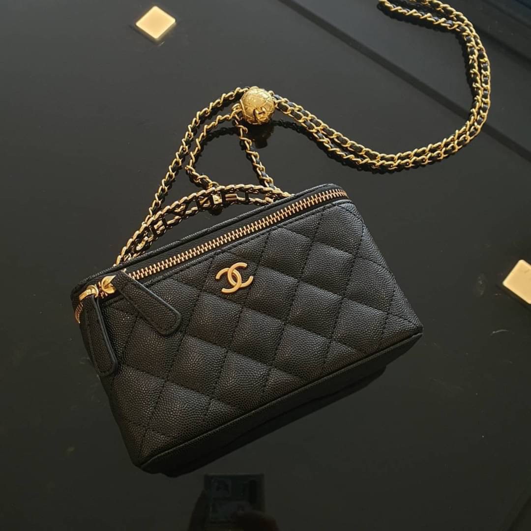 ใบน่ารักปุ้กปิ้ก กระเป๋าสะพายครอสบอดี้ CHANEL CAVIAR QUITED SMALL VANITY CASE WITH CHAIN BAG งานเกรดสินค้าสมนาคุณ ทรงสวยหรู มีหูถืออะไหล่ทองชื่อแบรนด์