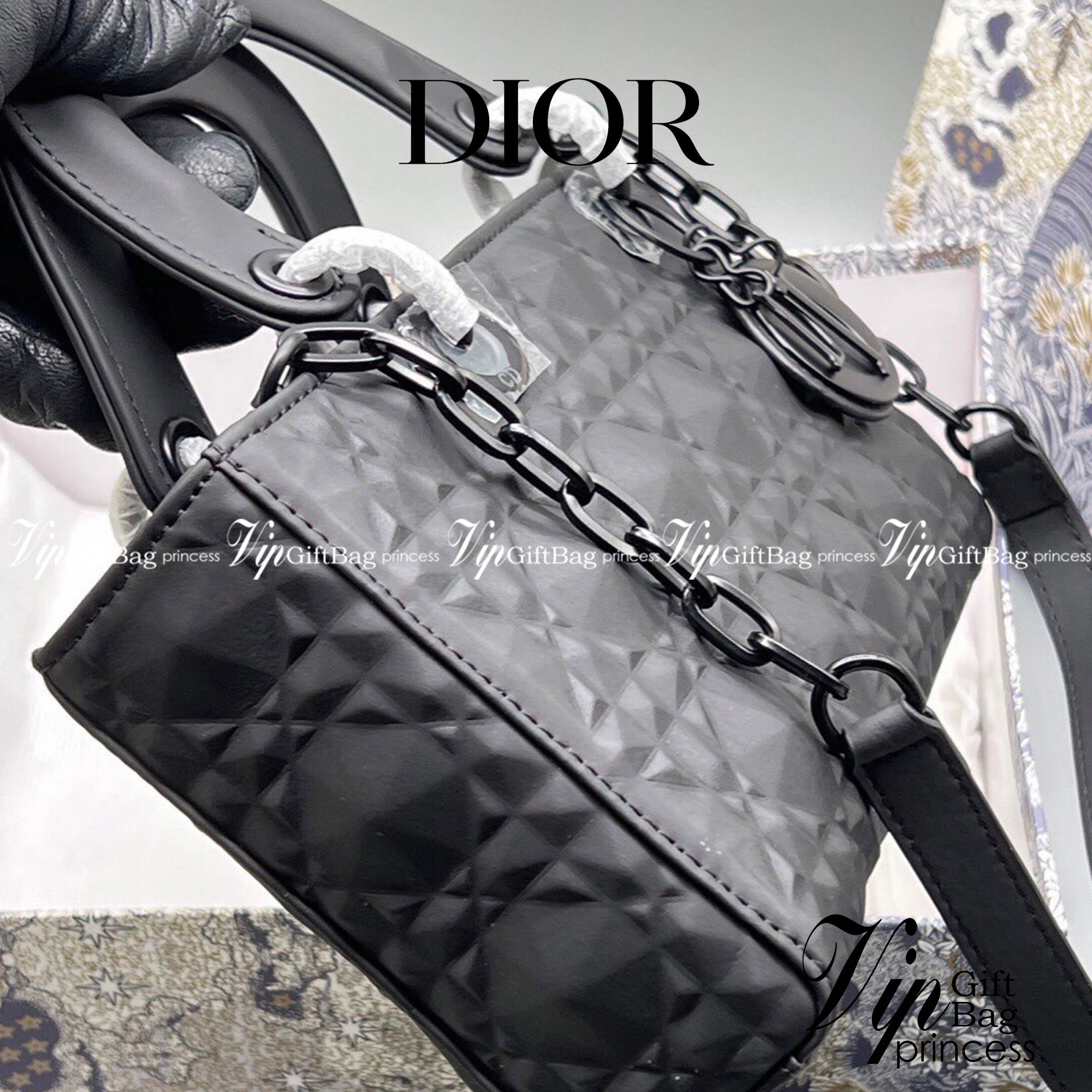 หนังแท้ DIOR LADY D-JOY BAG Cannage Calfskin with Diamond Motif กระเป๋าสะพาย ของความสง่างามเอกลักษณ์ Lady Dior รังสรรค์ขึ้นจากหนังลูกวัว Cannage ที่มีลวดลายเพชร เสน่ห์ที่ประดับประดาอย่างหรูหรา มีสายสะพายโซ่แบบถอดได้ ภาพสินค้าถ่ายจากงานขายจริง ใช้งานต่างปร